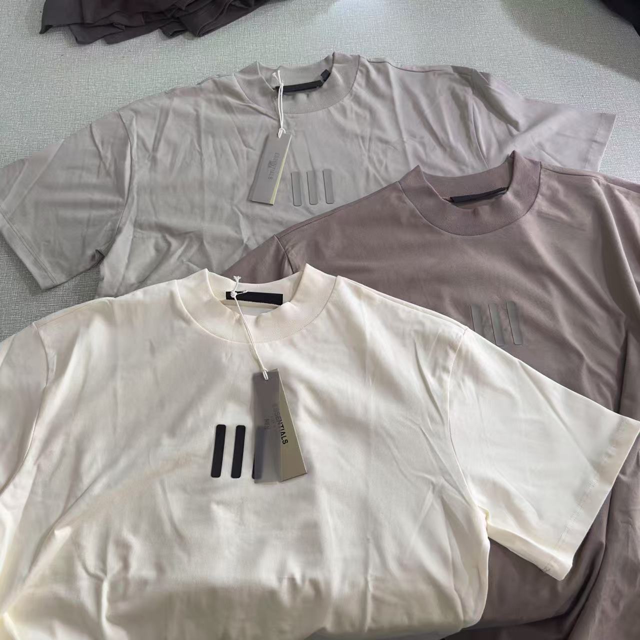 新增加颜色
FEAR OF GOD 联名RRR123黑标三竖短袖T恤
款号：E2323...