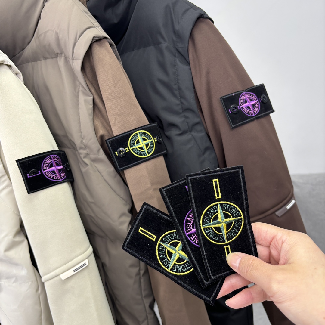 💰170
🌳Stone Island石头岛连帽假两件工装羽绒棉服
冬季衣橱必备的一款人气棉衣 上身超级好看.经典三色可选隔着屏幕都能感受到设计感满满 同时保暖性有保证。
辅料均采用原版定制，诚意满满 不再害怕寒冷，搭配毛衣，卫衣针织衫均可 女生穿上宽松的面包服能够兼容任何身材!!内里填充羽绒棉 蓬松度好 保暖效果极佳 冬天一件足以.高品质现货备足 男女同款 小二强力推荐！！ 
颜色:黑色 米色 卡其
尺码:M-4XL
M： 衣长69 肩宽52 胸围120 
L：  衣长71 肩宽54 胸围124 
XL：衣长73 肩宽56 胸围128 
XXL:衣长75 肩宽58 胸围132
3XL:衣长77 肩宽59胸围136 
4XL: 衣长79肩宽60胸围140............................................................................