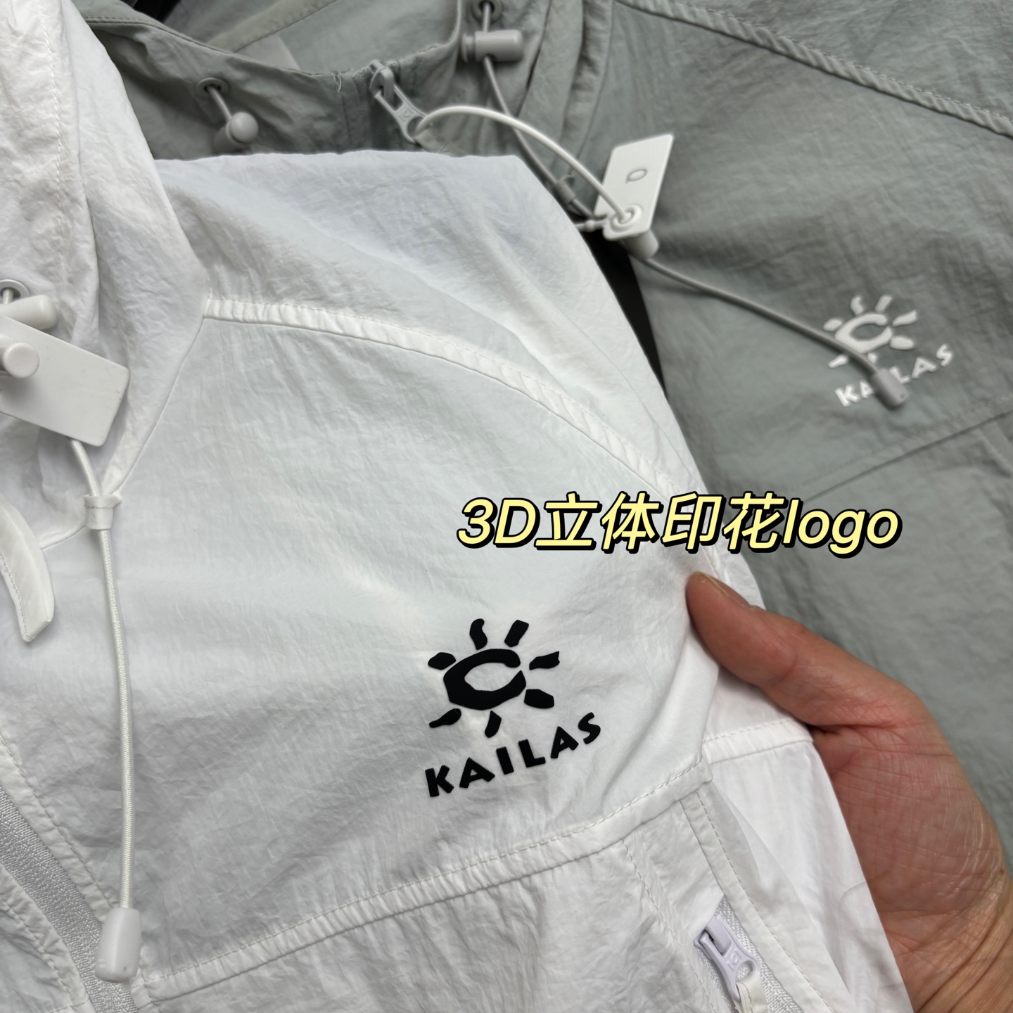 💰130
KAILAS凯乐石大口袋山系户外防晒衣外套
户外轻量化凉感防晒衣上新
采用功能性专业户外防晒型,防水透气功能 ,纵享户外阳光☀️
弹力接触凉感,缓解体热,轻量御风 ,手腕弹力带收口 ,贴合手腕的同时 提升钻风性能 ,面料弹力十足 透气性高 在运动出汗时 ,减少热量 和粘附感,如果突降小雨还有功能性防水功能
简约大气风格 稳重百搭
颜色:灰色 白色
尺码:M-3XL
M: 衣长68 胸围122 袖长83
L: 衣长70 胸围126 袖长85
XL: 衣长72 胸围130 袖长87
2XL:衣长74 胸围134 袖长89
3XL 衣长76 胸围138 袖长91