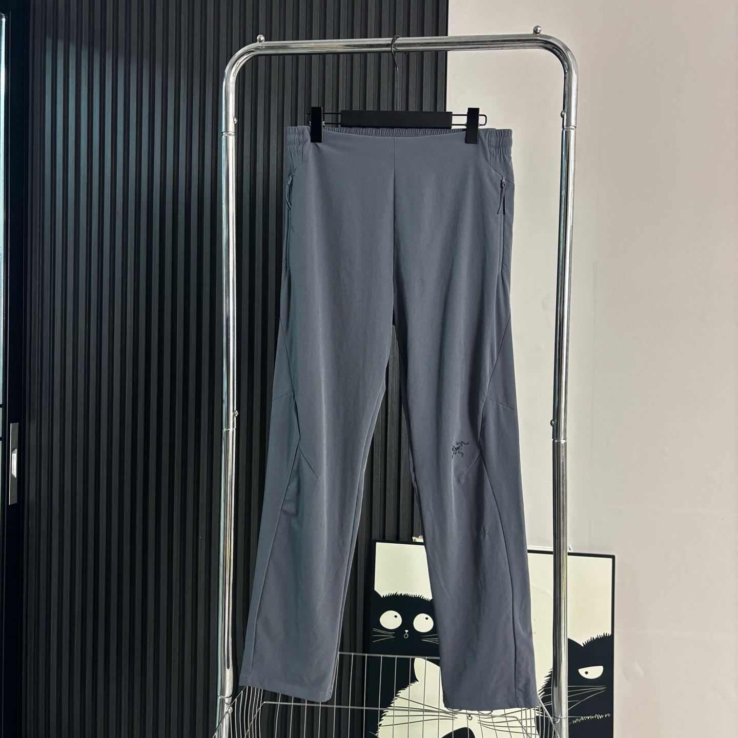 💰110
ARC’TERYX/始祖鸟 美式户外速干长裤
甄选高品质三防户外弹力透气面料，原单品质，腰部采用抽绳松紧设计，直筒脚口，设计感十足。 

潮人必须入手的冲锋裤，颜值完美超级百搭耐看，ins/小红书/微博。网红上身款，中性风宽松版型，男生女生都可以穿。 

颜色：黑色 米色  灰色
尺码：M-4XL
           裤长        腰围         臀围
M         98           76           100
L          100          80          104
XL        102          84          108
2XL      104          88          112
3XL      106          92          116
4XL      106          96          120

​