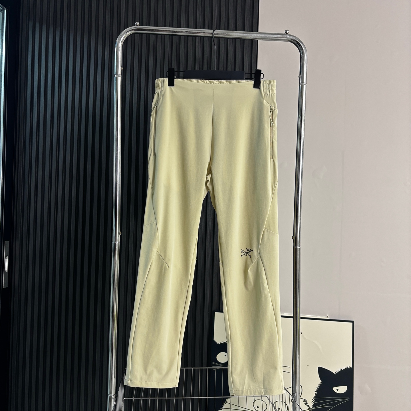💰110
ARC’TERYX/始祖鸟 美式户外速干长裤
甄选高品质三防户外弹力透气面料，原单品质，腰部采用抽绳松紧设计，直筒脚口，设计感十足。 

潮人必须入手的冲锋裤，颜值完美超级百搭耐看，ins/小红书/微博。网红上身款，中性风宽松版型，男生女生都可以穿。 

颜色：黑色 米色  灰色
尺码：M-4XL
           裤长        腰围         臀围
M         98           76           100
L          100          80          104
XL        102          84          108
2XL      104          88          112
3XL      106          92          116
4XL      106          96          120

​