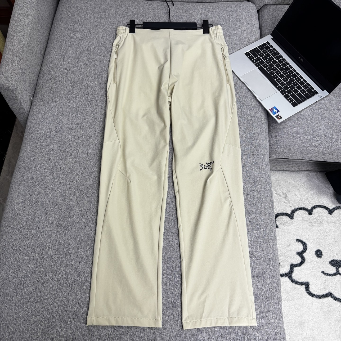 💰110
ARC’TERYX/始祖鸟 美式户外速干长裤
甄选高品质三防户外弹力透气面料，原单品质，腰部采用抽绳松紧设计，直筒脚口，设计感十足。 

潮人必须入手的冲锋裤，颜值完美超级百搭耐看，ins/小红书/微博。网红上身款，中性风宽松版型，男生女生都可以穿。 

颜色：黑色 米色  灰色
尺码：M-4XL
           裤长        腰围         臀围
M         98           76           100
L          100          80          104
XL        102          84          108
2XL      104          88          112
3XL      106          92          116
4XL      106          96          120

​