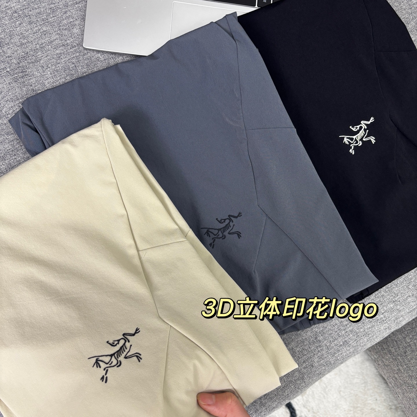 💰110
ARC’TERYX/始祖鸟 美式户外速干长裤
甄选高品质三防户外弹力透气面料，原单品质，腰部采用抽绳松紧设计，直筒脚口，设计感十足。 

潮人必须入手的冲锋裤，颜值完美超级百搭耐看，ins/小红书/微博。网红上身款，中性风宽松版型，男生女生都可以穿。 

颜色：黑色 米色  灰色
尺码：M-4XL
           裤长        腰围         臀围
M         98           76           100
L          100          80          104
XL        102          84          108
2XL      104          88          112
3XL      106          92          116
4XL      106          96          120

​