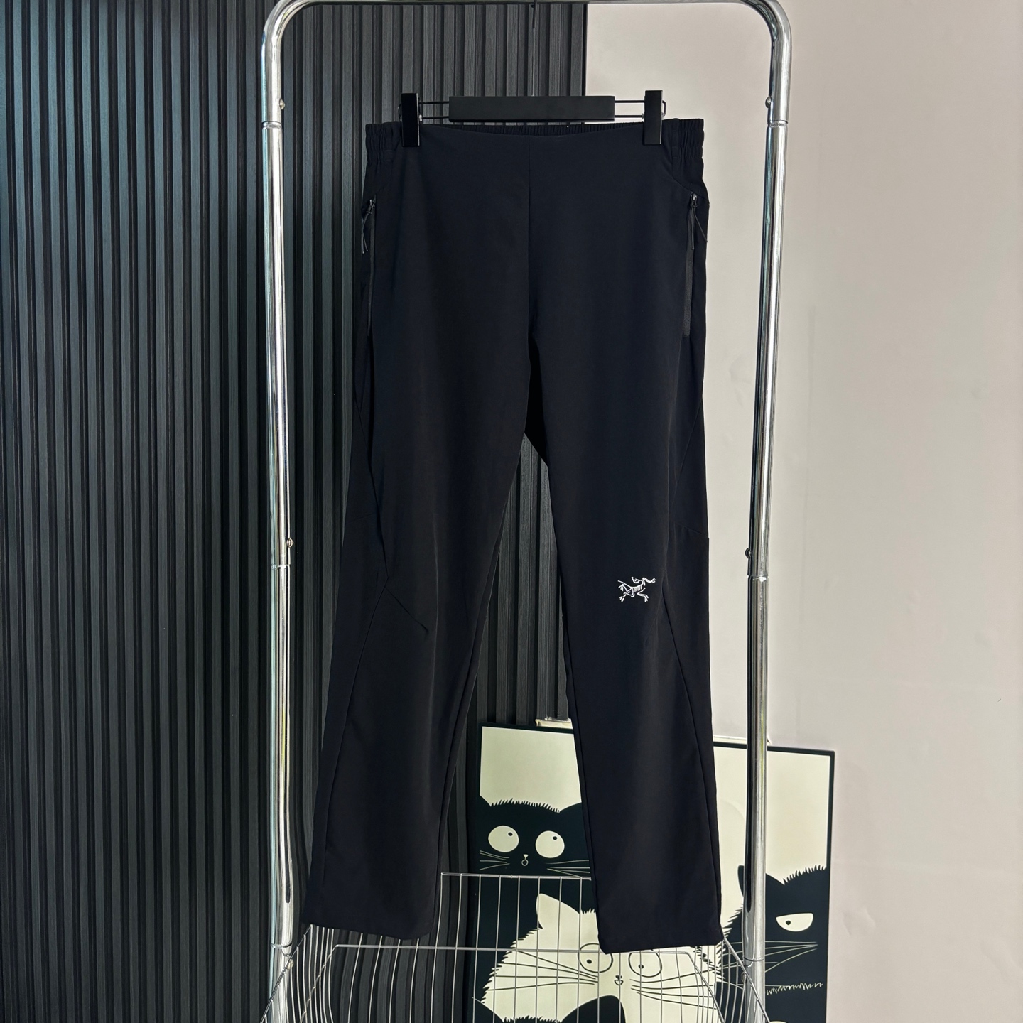 💰110
ARC’TERYX/始祖鸟 美式户外速干长裤
甄选高品质三防户外弹力透气面料，原单品质，腰部采用抽绳松紧设计，直筒脚口，设计感十足。 

潮人必须入手的冲锋裤，颜值完美超级百搭耐看，ins/小红书/微博。网红上身款，中性风宽松版型，男生女生都可以穿。 

颜色：黑色 米色  灰色
尺码：M-4XL
           裤长        腰围         臀围
M         98           76           100
L          100          80          104
XL        102          84          108
2XL      104          88          112
3XL      106          92          116
4XL      106          96          120

​