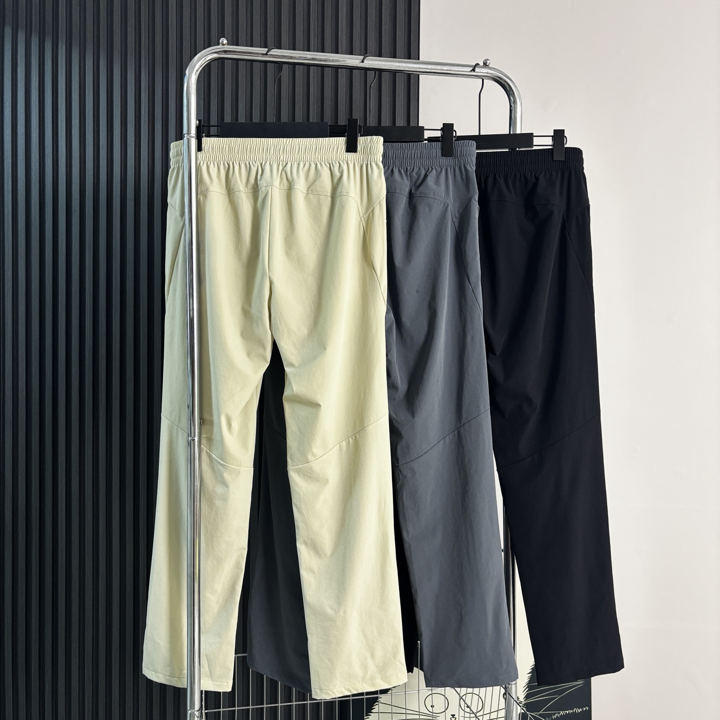 💰110
ARC’TERYX/始祖鸟 美式户外速干长裤
甄选高品质三防户外弹力透气面料，原单品质，腰部采用抽绳松紧设计，直筒脚口，设计感十足。 

潮人必须入手的冲锋裤，颜值完美超级百搭耐看，ins/小红书/微博。网红上身款，中性风宽松版型，男生女生都可以穿。 

颜色：黑色 米色  灰色
尺码：M-4XL
           裤长        腰围         臀围
M         98           76           100
L          100          80          104
XL        102          84          108
2XL      104          88          112
3XL      106          92          116
4XL      106          96          120

​