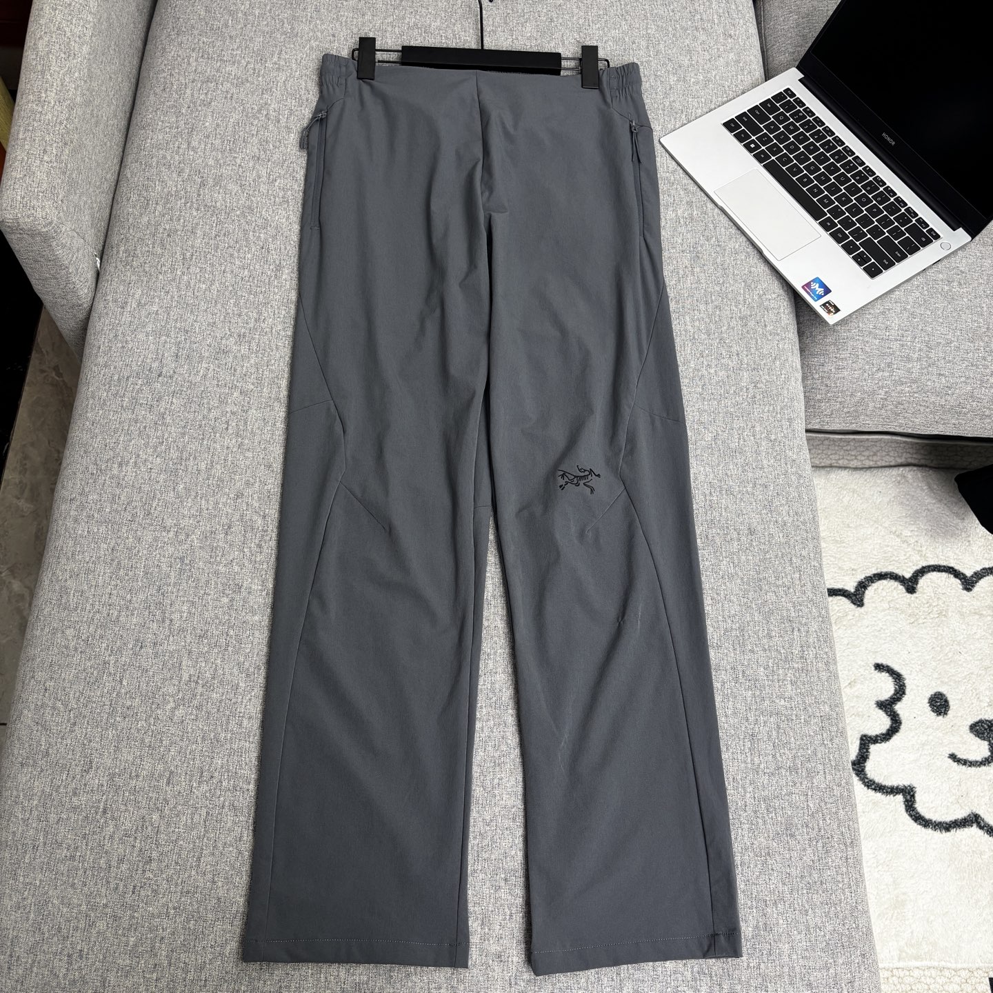 💰110
ARC’TERYX/始祖鸟 美式户外速干长裤
甄选高品质三防户外弹力透气面料，原单品质，腰部采用抽绳松紧设计，直筒脚口，设计感十足。 

潮人必须入手的冲锋裤，颜值完美超级百搭耐看，ins/小红书/微博。网红上身款，中性风宽松版型，男生女生都可以穿。 

颜色：黑色 米色  灰色
尺码：M-4XL
           裤长        腰围         臀围
M         98           76           100
L          100          80          104
XL        102          84          108
2XL      104          88          112
3XL      106          92          116
4XL      106          96          120

​
