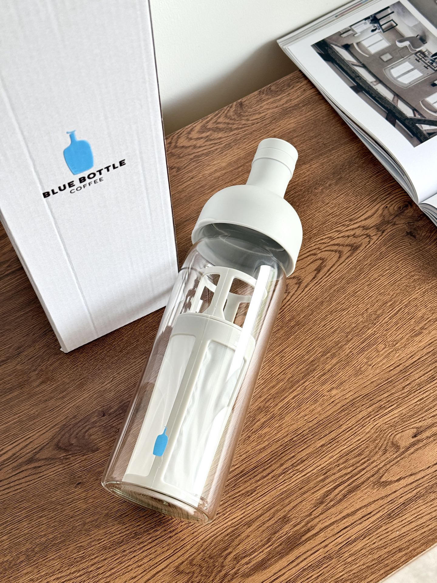NO:850818,Blue Bottle × HARIO co-branded cold brew glass bottle Who knows that a coffee person’s destiny is a cold brew pot!  Close your eyes and accept the Blue Bottle co-branded model!  It’s exactly the same as the equipment used to make cold brew in the store!  The 750ml large capacity can brew 5 cups at a time, which is enough for the whole family or best friends to drink for afternoon tea. The high borosilicate glass is thick and thick, so you can make hot or cold brews at will. You can make hot tea in winter and iced coffee in summer. I am blown away by this micron filter!  Ultra-fine polyester filter cloth, there is no fine residue after brewing the coffee, the drink is ridiculously smooth, the stand is suspended to brew powder, the flavor is twice as strong as the ordinary cold brew pot. The matte white soft silicone lid has an excellent texture, and it can be turned upside down for a whole day without leaking. The bottle body will not flow when poured, and it is easy for girls to hold with one hand. The slender bottle-shaped plug fits the side door of the refrigerator and does not take up a large space in the refrigerator. After washing, every small part can be wiped clean, and there is no dead space hiding coffee scale.  Empty bottles placed on desks and sideboards look like ins soft furnishings. They are packaged in original white gift boxes and are so decent as a coffee gift!  You no longer need to go to Blue Bottle stores to buy cold brew. You can brew the same low-acid and smooth taste at home in 8 hours. Cold brew tea and grapefruit fruit tea are also delicious. It is fully used all year round and is a natural tool for coffee drinkers with their eyes closed!  ,tea set    cup,bottega veneta19860909Blue Bottle蓝瓶子 × HARIO联名冷萃玻璃瓶 谁懂咖啡人本命冷萃壶！蓝瓶子联名款闭眼收！ 和门店做冷萃的器具一模一样！750ml大容量一次泡5杯,全家/闺蜜下午茶都够喝 高硼硅玻璃巨厚实,冰火热泡随便造,冬天泡热茶夏天冰咖啡全能打 这个微米滤网我吹爆！超细聚酯滤布,泡完咖啡一点细渣都没有,喝起来顺滑到离谱,支架悬空泡粉,风味比普通冷萃壶浓一倍 雾白软硅胶盖子质感绝了,倒置晃一整天滴水不漏,°倒水不会流的瓶身黏糊糊,女生单手拿也顺手 修长瓶型塞冰箱侧门刚刚好,不会占冷藏大空间,洗完拆开每一个小零件都能搓干净,没有藏咖啡垢的死角 空瓶子摆书桌、餐边柜都像ins软装摆件,原厂白礼盒包装,送咖啡搭子体面到不行！ 不用再跑蓝瓶门店买冷萃,在家8小时泡出门店同款低酸顺滑口感,冷泡茶、西柚果茶泡出来也好喝,一年四季使用率拉满,咖啡人闭眼冲的本命器具！,茶具    杯子,bottega ,accessory
