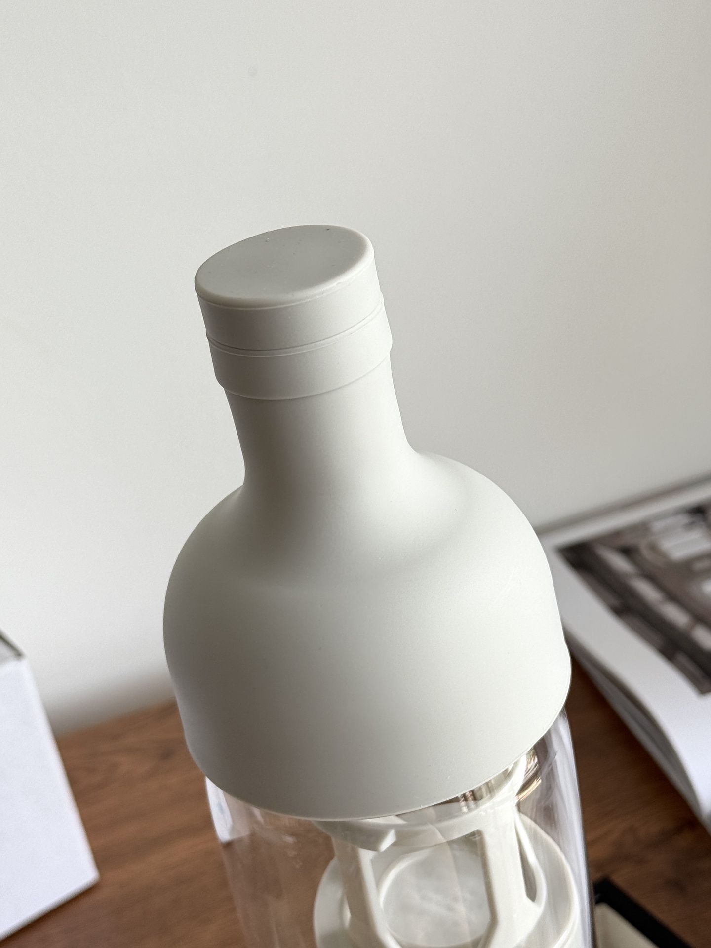 NO:850810,The whole set of split structures are all food-grade safety accessories. The liquid silicone sealed lid is one-piece molded with no splicing gaps. It is completely impermeable when shaken upside down. The curved diversion spout design makes the pouring liquid flow smoothly without hanging on the wall or splashing. There is no pressure when operating with one hand. Tea set      cup19860909整套拆分式结构全是食品级安全配件 液态硅胶密封壶盖,一体成型无拼接缝隙 倒置摇晃完全不渗水；弧形导流壶嘴设计 倾倒液流顺滑不挂壁、不溅洒,单手操作毫无压力,茶具,accessory