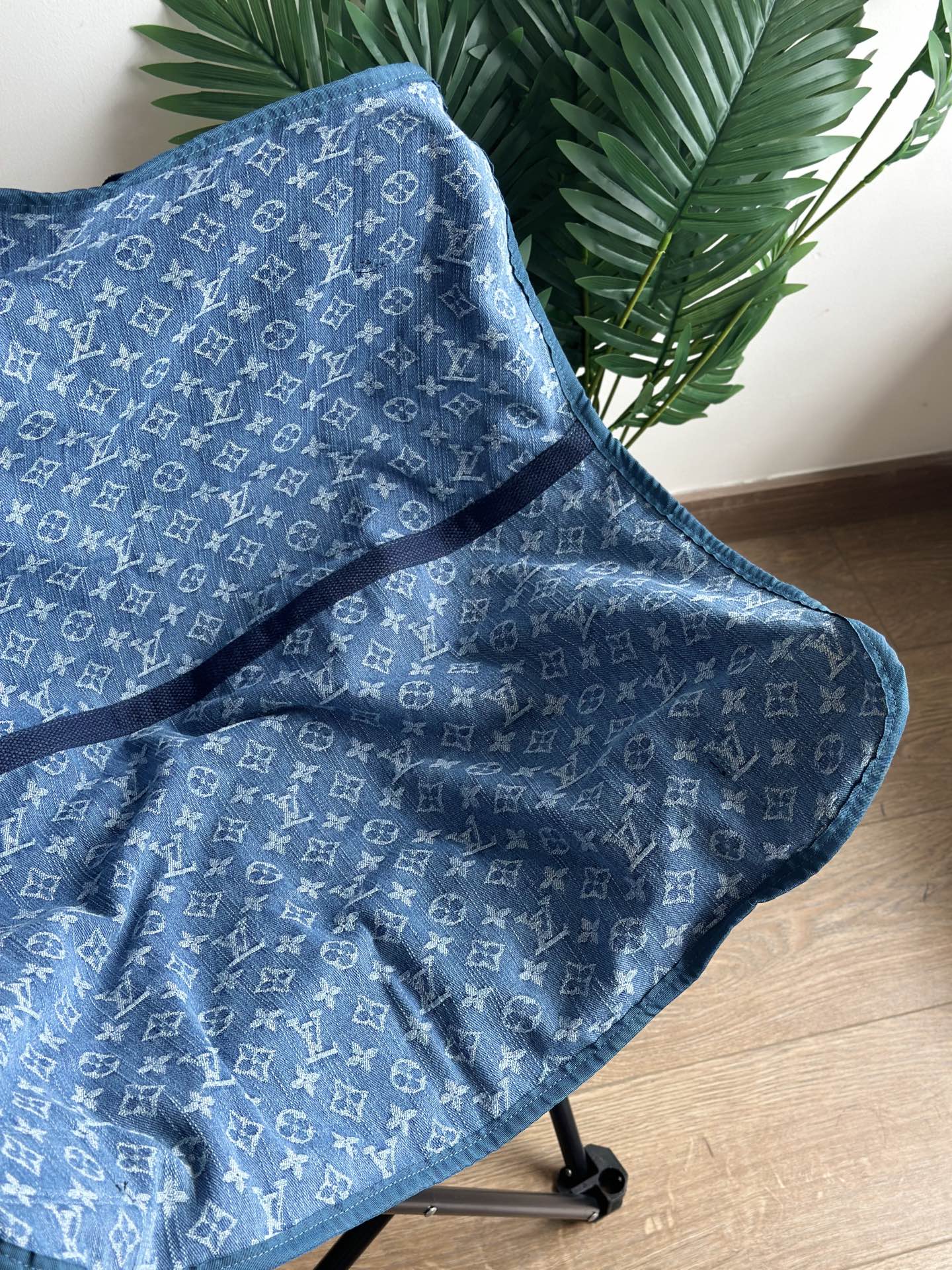 LV 牛仔蓝老花月亮折叠椅 2