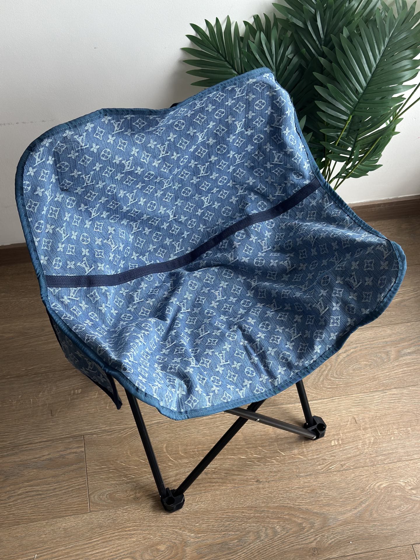 LV 牛仔蓝老花月亮折叠椅 3