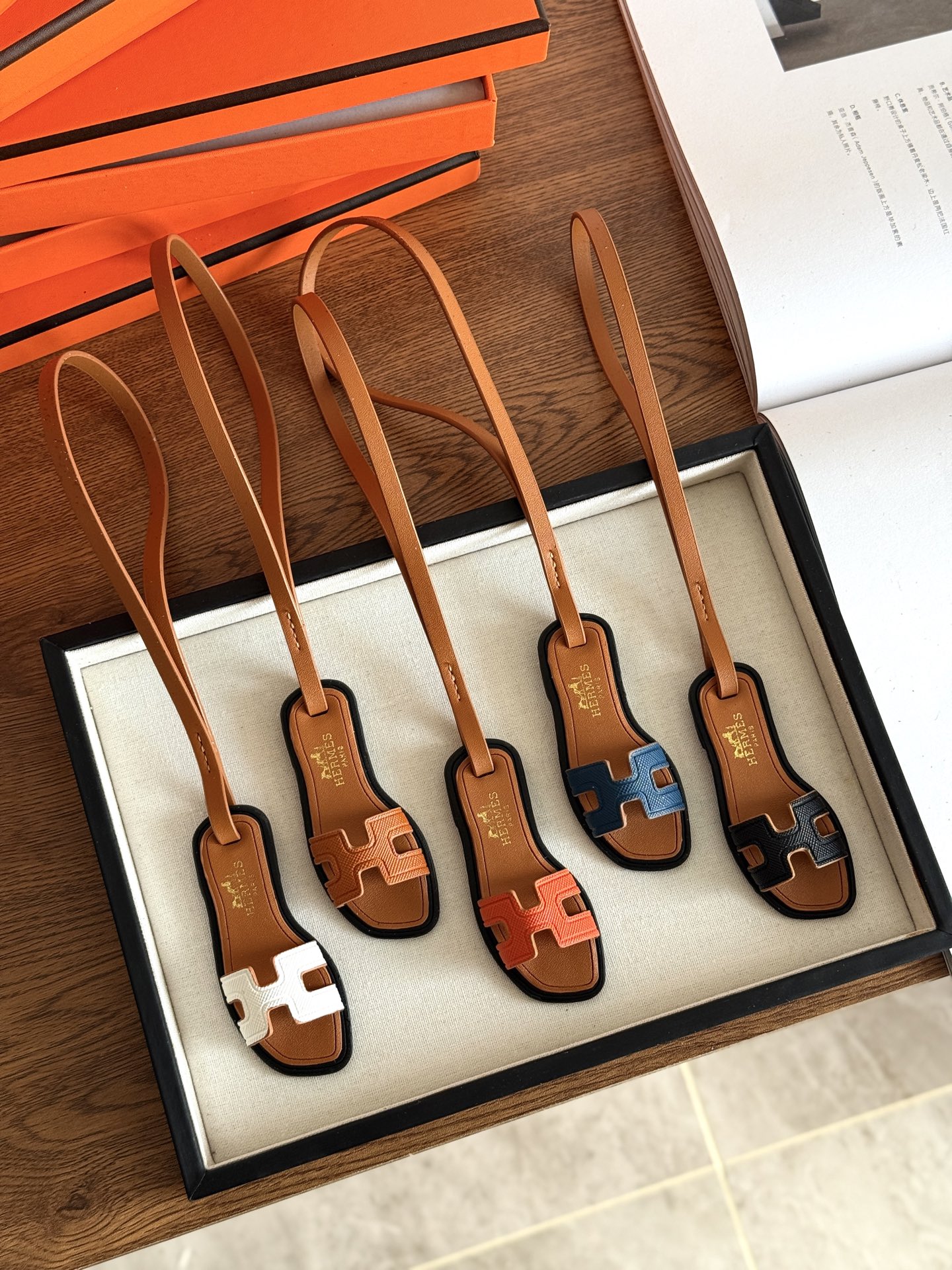 NO:938477,HERMS Hermès Oran Nano Small Slippers Pendant. The classic Oran sandals are miniaturized into exquisite pendants. The original H logo and leather outline are completely reproduced. The calfskin cut by the craftsman has a distinguished texture. It is no longer a pony pendant on the street. It is a niche style and has its own French casual atmosphere. It is suitable for hanging on Birkin, Lindy and icotin, and simply injects soul into the bag. It is small and light in size and will not weigh on the bag.  Delicate leather binding, every corner treatment shows the brand's craftsmanship. It is suitable for daily commuting and vacation travel. It implicitly reveals the aesthetics. People who know it can recognize it at a glance, but laymen only think it is cute and exquisite. Whether it is kept for yourself or given as a gift, it is very thoughtful. It is a treasure that becomes more and more durable with time. It can be switched between bag hanging and key hanging. The texture can withstand a closer look!  You can feel the top leather craftsmanship with your hands, and the taste is silently reflected ~ Colors: classic brown, white, Hermes orange, deep sea blue, classic black, hermes, hermes, slippers, cowhide19860909HERMS爱马仕Oran Nano小拖鞋吊坠 把经典Oran凉拖微缩做成精巧吊饰,完整复刻原版H标、皮革轮廓,匠人裁切的小牛皮质感一眼显贵 不再是烂大街的小马挂饰,小众不撞款,自带法式随性氛围 挂在Birkin、Lindy、icotin全都适配,简简单单给包包注入灵魂 尺寸小巧轻盈,不会压包 细腻皮革包边,每一处边角处理尽显品牌工艺 日常通勤、度假出行都合适,含蓄流露审美,懂的人一眼识别,外行只觉得可爱精致 不管自留还是送礼都很有心意,属于越看越耐看、保值耐看的宝藏小配货 万能搭配款,包挂、钥匙挂随心切换 质感经得起近距离细看！上手就能感受到顶级皮革工艺,品味无声体现～ 颜色经典棕 白色 爱马仕橙 深海蓝 经典黑,,hermes,hermes,slippers,cowhide,accessory