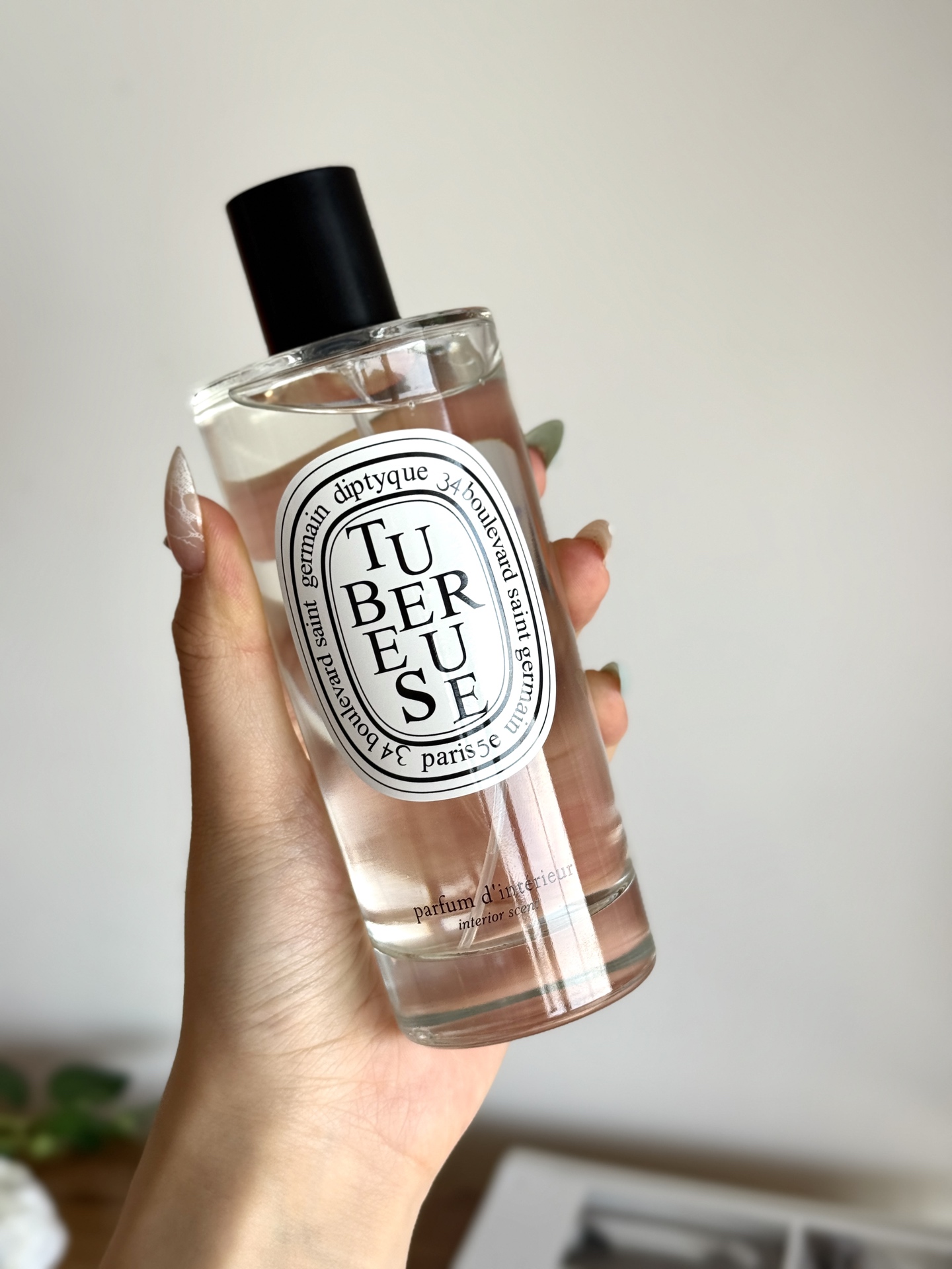 NO:938727,Selected and blended with natural plant extracted essential oils, the fragrance is the real original. No cheap industrial fragrance, fine mist does not wet the fabric｜Quickly eliminates all kinds of odors, spray it immediately, no need to wait for diffusion. Spray on curtains, bedding, sofa, space, long-lasting fragrance. Create a high-end French home atmosphere. Lock the Parisian French atmosphere into the room, home atmosphere artifact, car aromatherapy. Home fragrance. Candle fashion department store19860909甄选天然植物萃取精油调配 香味是实打实的原版 无廉价工业香精,细雾不沾湿布艺｜快速消解各类异味,随喷即香,无需等候扩香 喷在窗帘、床品、沙发、空间,持久散香 营造高级法式居家氛围 把巴黎法式氛围锁进居室,居家氛围感神器,车载香薰.居家香氛.蜡烛潮品百货,accessory