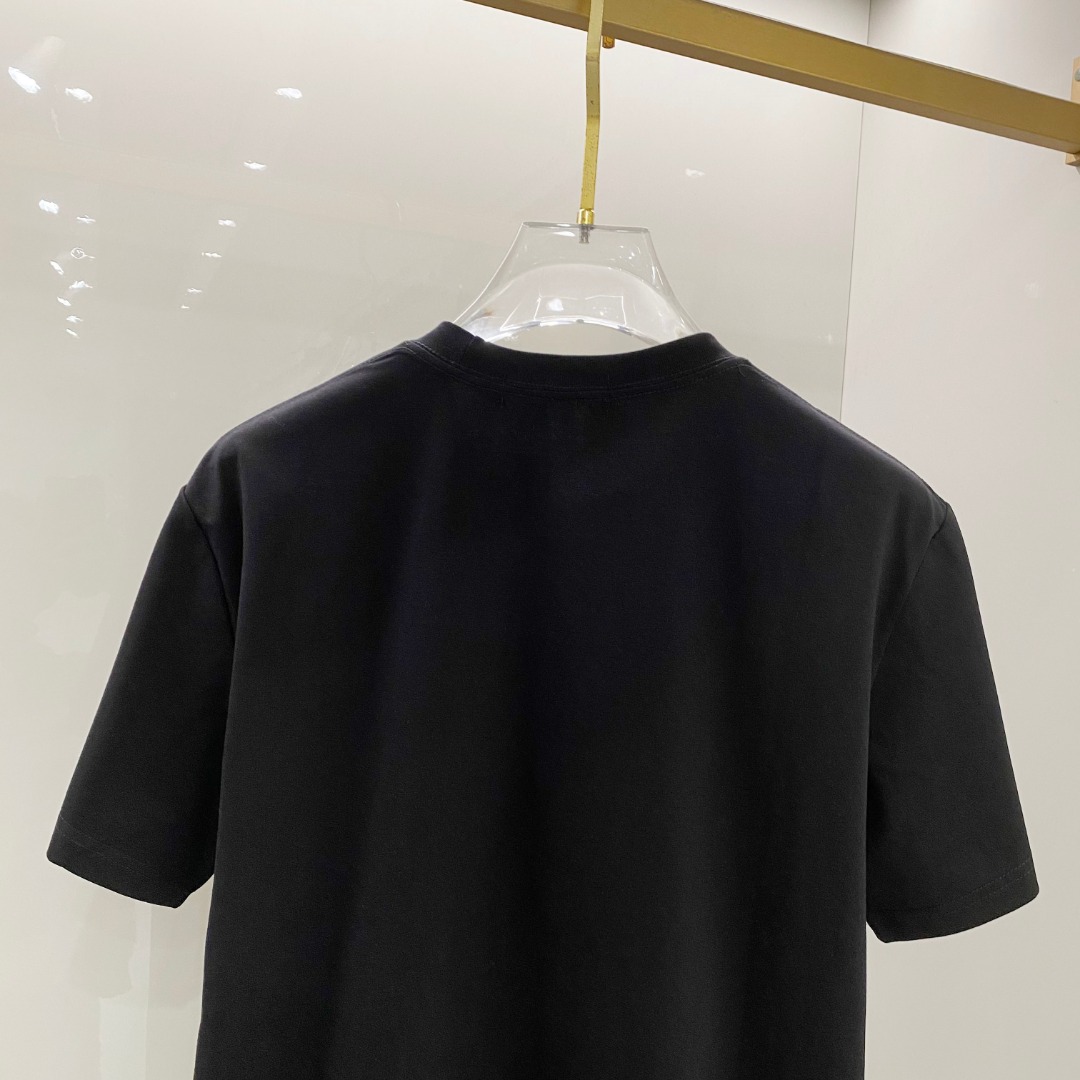 纪家单穿打底都是首选 高定面料 240克纯棉 2025春夏新品短袖🍃时尚经典圆领短袖👍🏻时尚单品设计，更