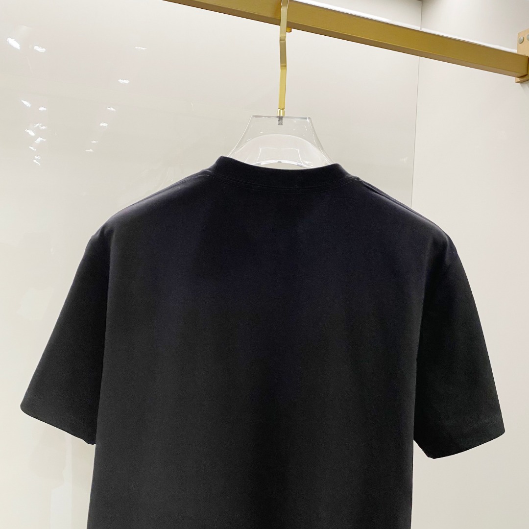 纪家单穿打底都是首选 高定面料 240克纯棉 2025春夏新品短袖🍃时尚经典圆领短袖👍🏻时尚单品设计，更
