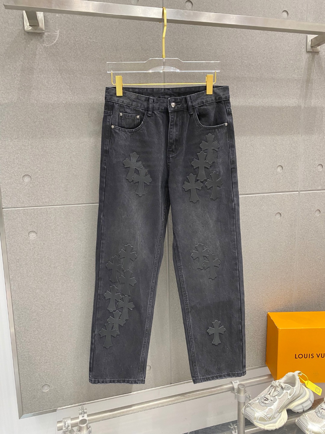 NO:121826,Crowe 2025ss four-season jeans, custom-made full set of hardware, brand new brand design craftsmanship, fine workmanship, perfect details, high-version S-3XL, chrome hearts, loewe, jeans, alexander wang19860909克罗家2025ss四季款牛仔裤,定制全套五金,全新品牌设计工艺,做工精细,细节完美,高版本 码数S-3XL,,chrome hearts,loewe,jeans,alexander wang,Men's clothing