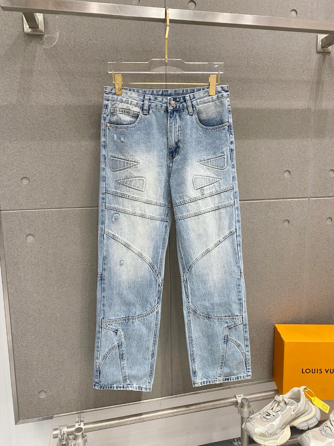 NO:121829,Fenjia 2025ss four-season jeans, custom-made full set of hardware, brand new brand design craftsmanship, fine workmanship, perfect details, high version Number of codes 29-38 (no 35 37), fendi, jeans, alexander wang19860909芬家 2025ss四季款牛仔裤,定制全套五金,全新品牌设计工艺,做工精细,细节完美,高版本 码数29-38（无35 37）,,fendi,jeans,alexander wang,Men's clothing
