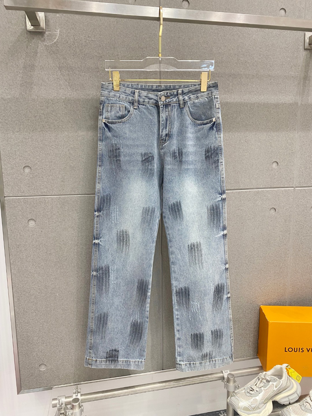 NO:121838,Luo Yijia 2025ss four-season jeans, custom-made full set of hardware, brand new brand design craftsmanship, fine workmanship, perfect details, high version Number of codes 29-38 (no 35 37), loewe, jeans, alexander wang19860909罗意家 2025ss四季款牛仔裤,定制全套五金,全新品牌设计工艺,做工精细,细节完美,高版本 码数29-38（无35 37）,,loewe,jeans,alexander wang,Men's clothing