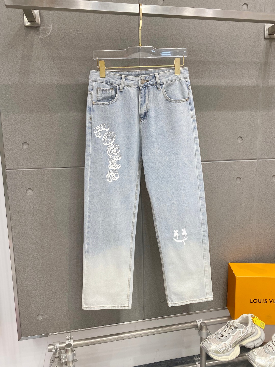 NO:121841,Luo Yijia 2025ss four-season jeans, custom-made full set of hardware, brand new brand design craftsmanship, fine workmanship, perfect details, high version Number of codes 29-38 (no 35-37), loewe, jeans, alexander wang19860909罗意家2025ss四季款牛仔裤,定制全套五金,全新品牌设计工艺,做工精细,细节完美,高版本 码数29-38（无35-37）,,loewe,jeans,alexander wang,Men's clothing