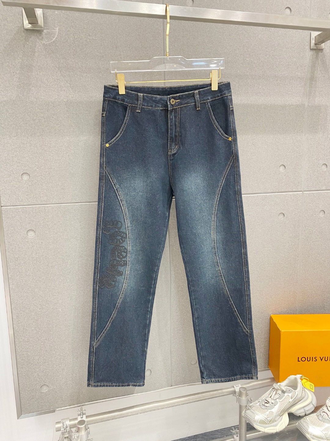 NO:121822,Luo Yijia 2025ss four-season jeans, custom-made full set of hardware, brand new brand design craftsmanship, fine workmanship, perfect details, high version Number of codes 29-38 (no 35-37), loewe, jeans, alexander wang19860909罗意家2025ss四季款牛仔裤,定制全套五金,全新品牌设计工艺,做工精细,细节完美,高版本 码数29-38（无35-37）,,loewe,jeans,alexander wang,Men's clothing