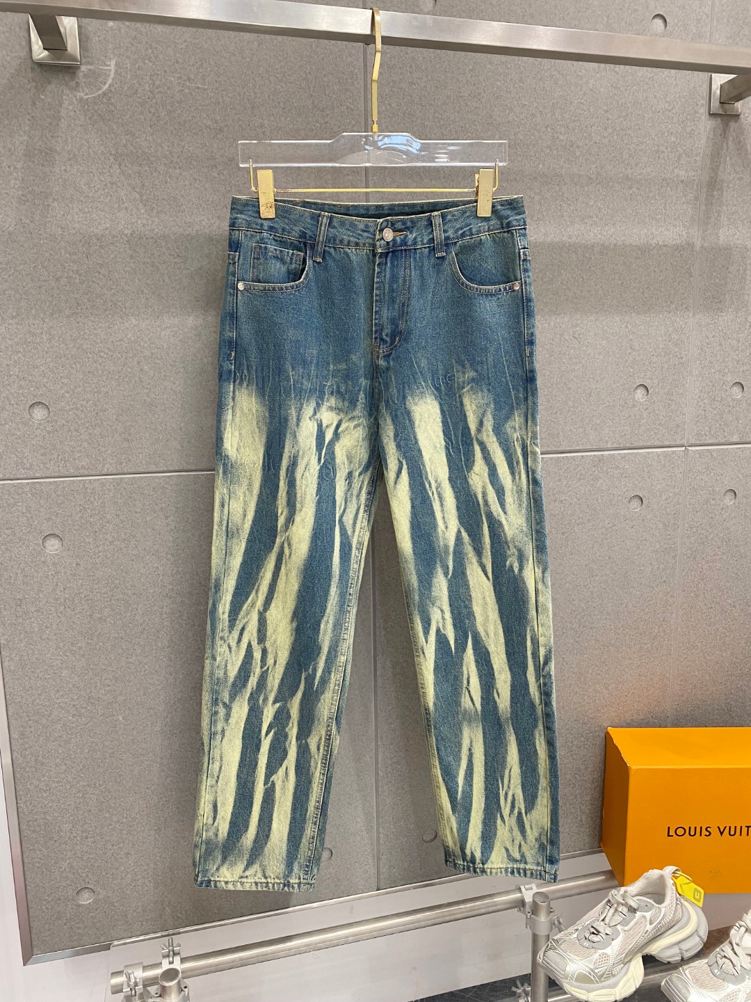 NO:121828,Luo Yijia 2025ss four-season jeans, custom-made full set of hardware, brand new brand design craftsmanship, fine workmanship, perfect details, high version Number of codes 29-38 (no 35 37), loewe, jeans, alexander wang19860909罗意家 2025ss四季款牛仔裤,定制全套五金,全新品牌设计工艺,做工精细,细节完美,高版本 码数29-38（无35 37）,,loewe,jeans,alexander wang,Men's clothing