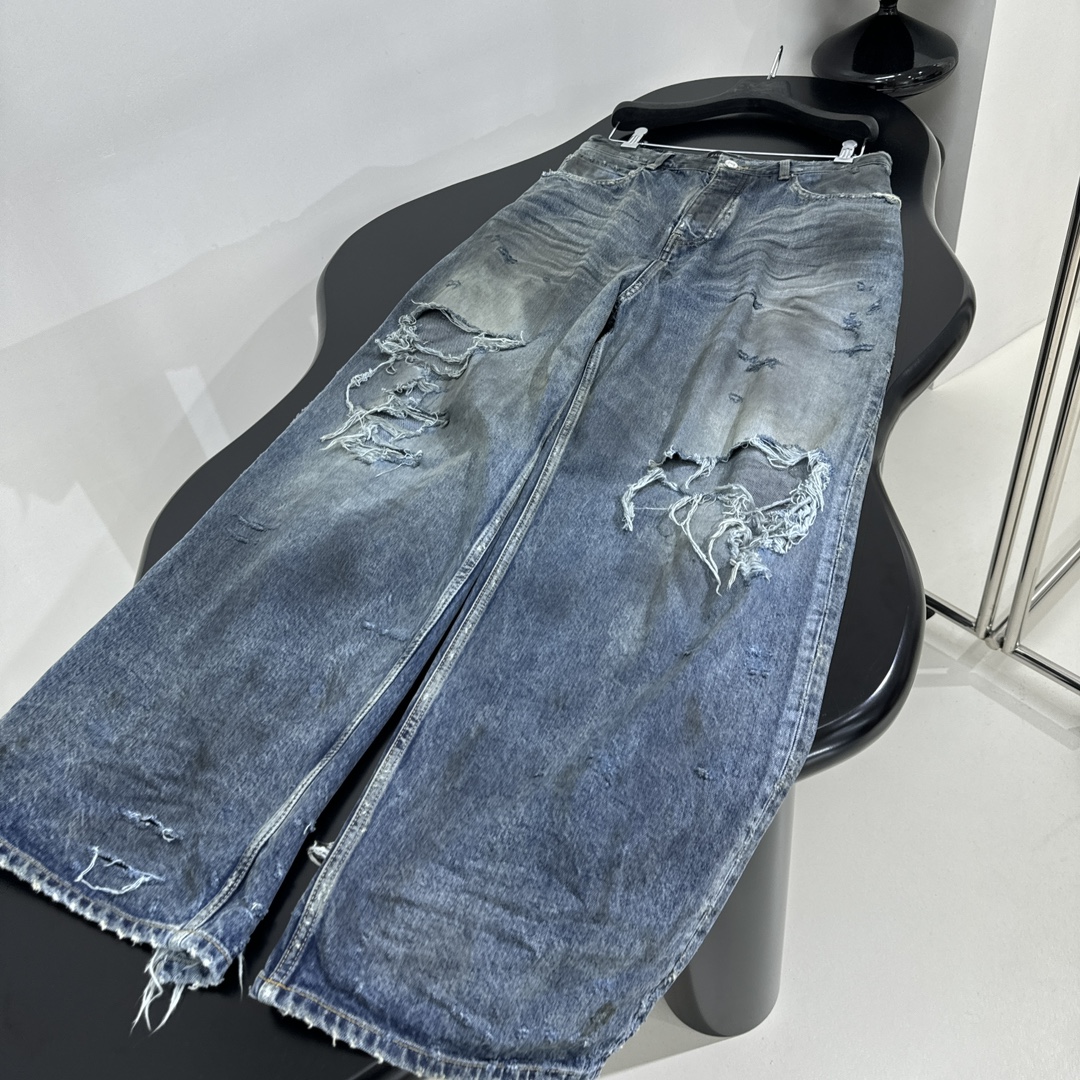 Title: Balenciaga Original Women’s Denim Jeans Review Summary: Balenciaga’s exclusive heavy-washed denim jeans in dirty blue with a unique design and high-quality materials. - 图片 6
