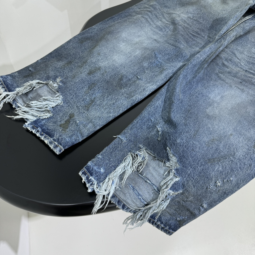 Title: Balenciaga Original Women’s Denim Jeans Review Summary: Balenciaga’s exclusive heavy-washed denim jeans in dirty blue with a unique design and high-quality materials. - 图片 8