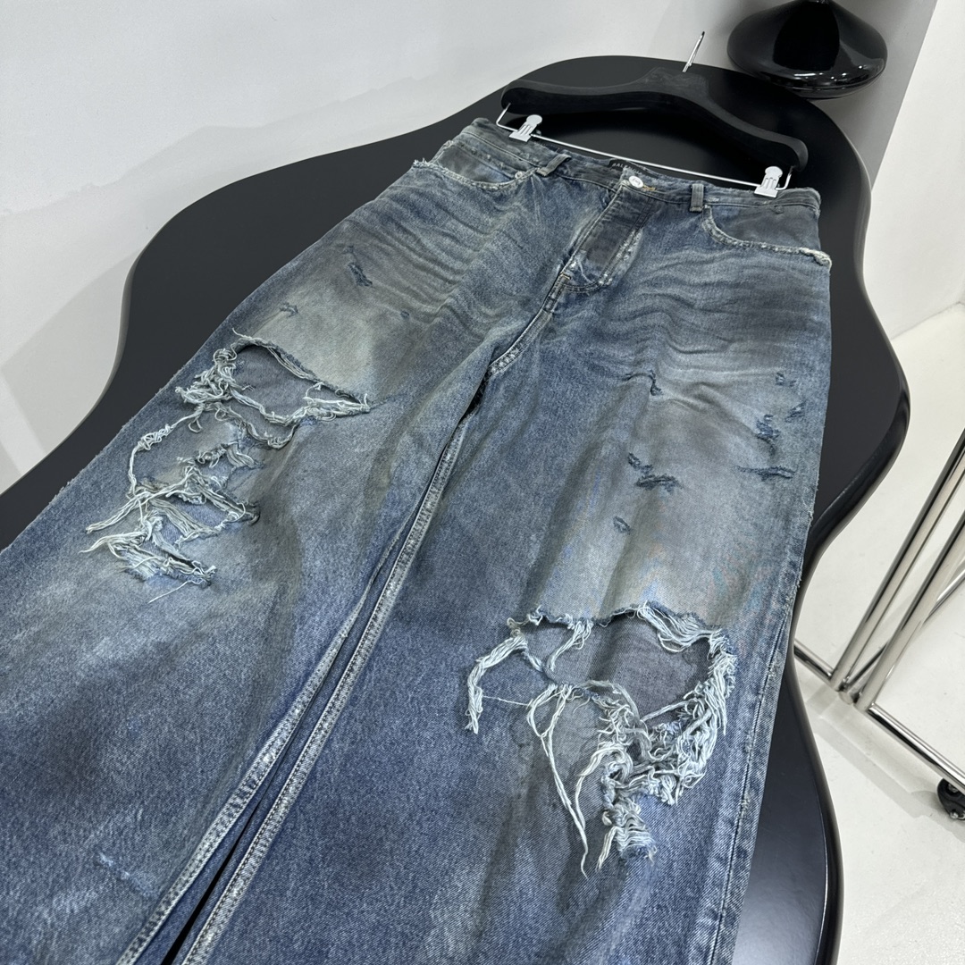 Title: Balenciaga Original Women’s Denim Jeans Review Summary: Balenciaga’s exclusive heavy-washed denim jeans in dirty blue with a unique design and high-quality materials. - 图片 9