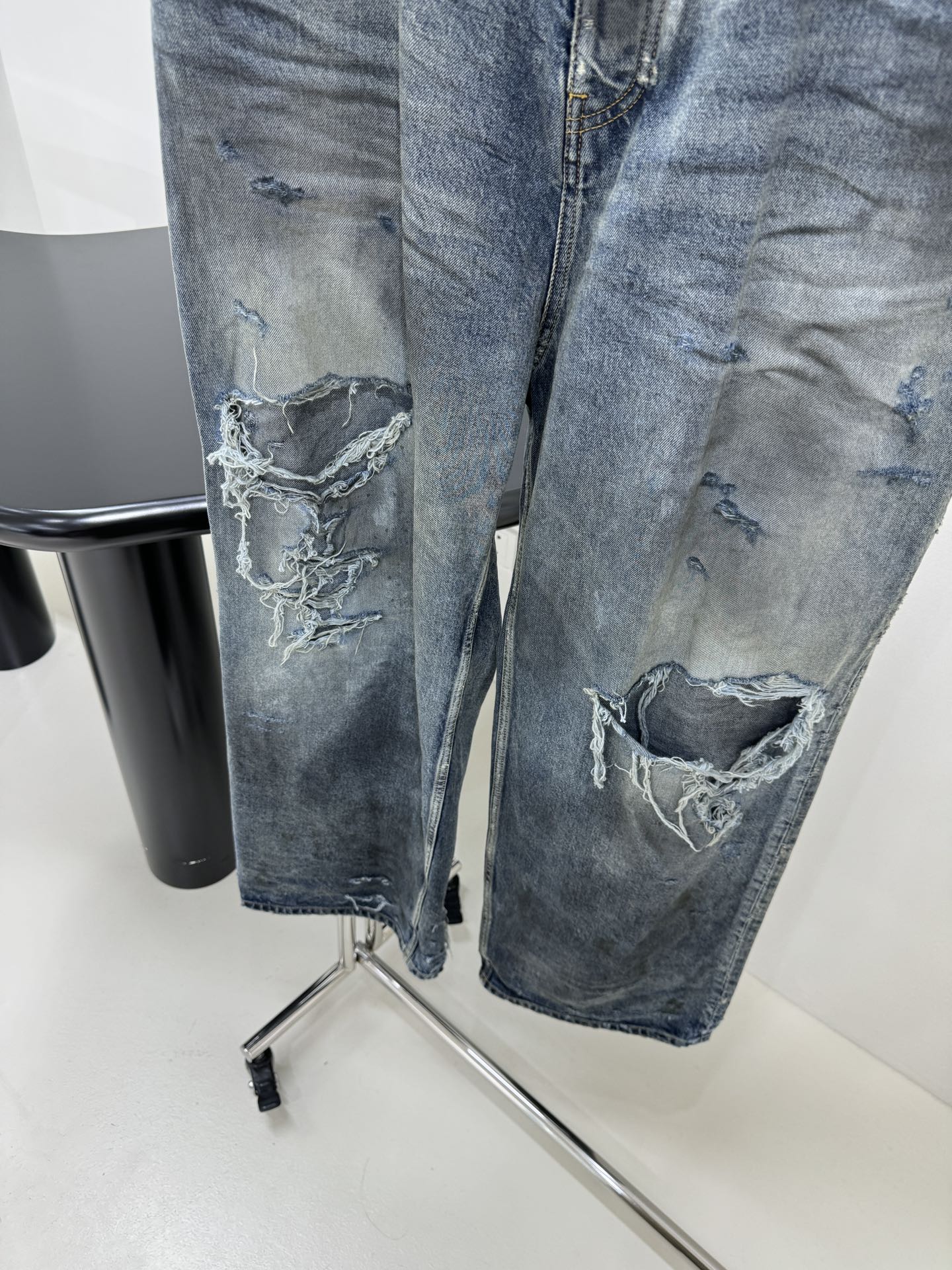 Title: Balenciaga Original Women’s Denim Jeans Review Summary: Balenciaga’s exclusive heavy-washed denim jeans in dirty blue with a unique design and high-quality materials. - 图片 4