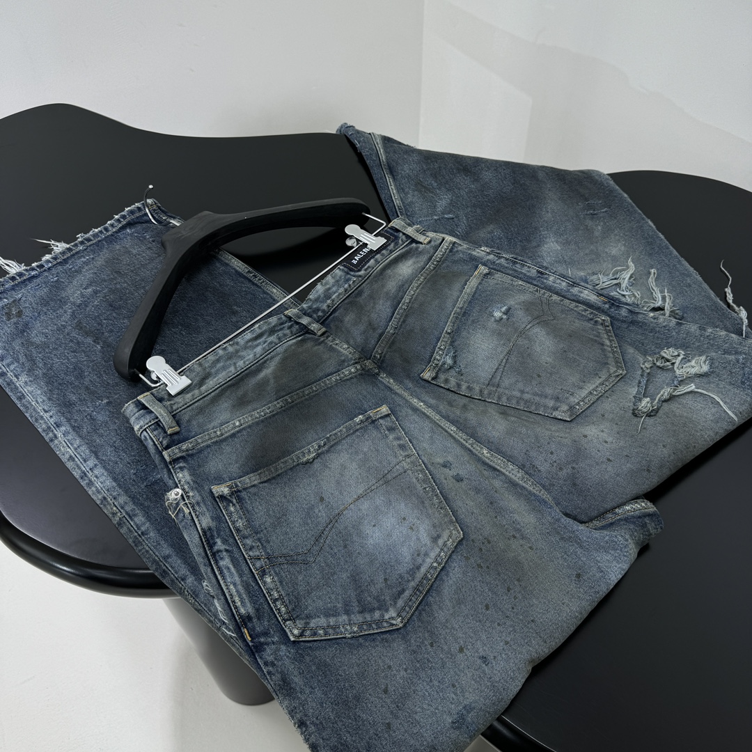 Title: Balenciaga Original Women’s Denim Jeans Review Summary: Balenciaga’s exclusive heavy-washed denim jeans in dirty blue with a unique design and high-quality materials. - 图片 7