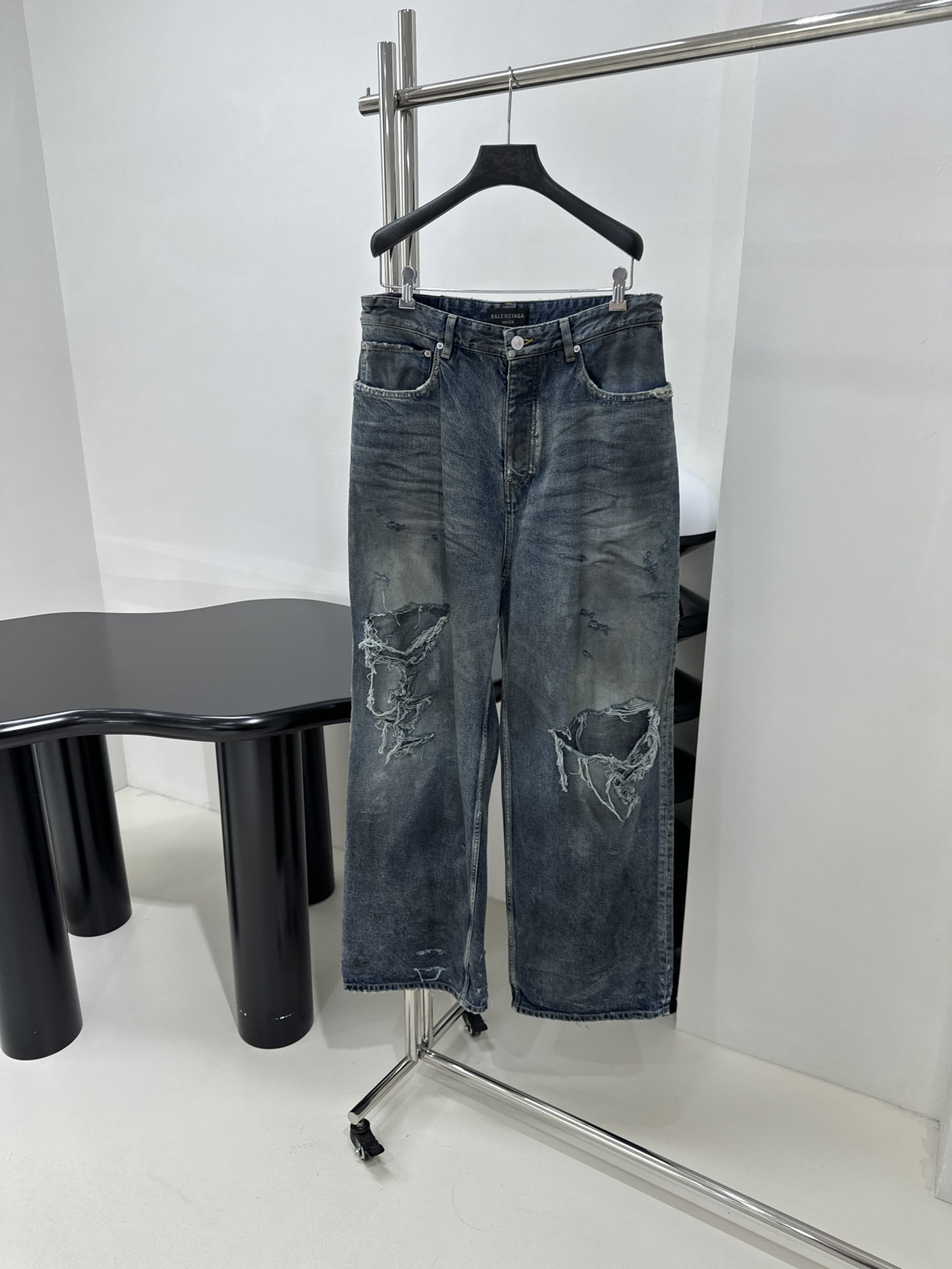 Title: Balenciaga Original Women’s Denim Jeans Review Summary: Balenciaga’s exclusive heavy-washed denim jeans in dirty blue with a unique design and high-quality materials. - 图片 1