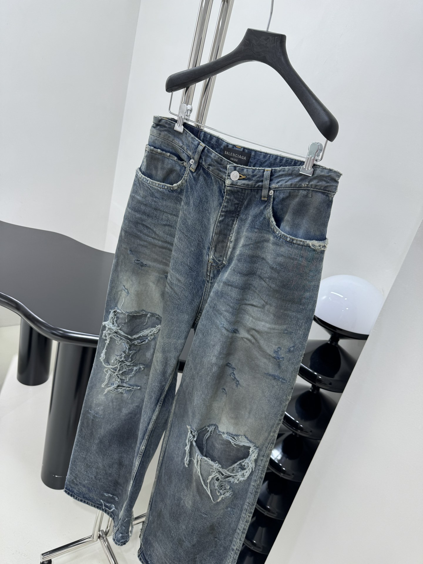 Title: Balenciaga Original Women’s Denim Jeans Review Summary: Balenciaga’s exclusive heavy-washed denim jeans in dirty blue with a unique design and high-quality materials. - 图片 3