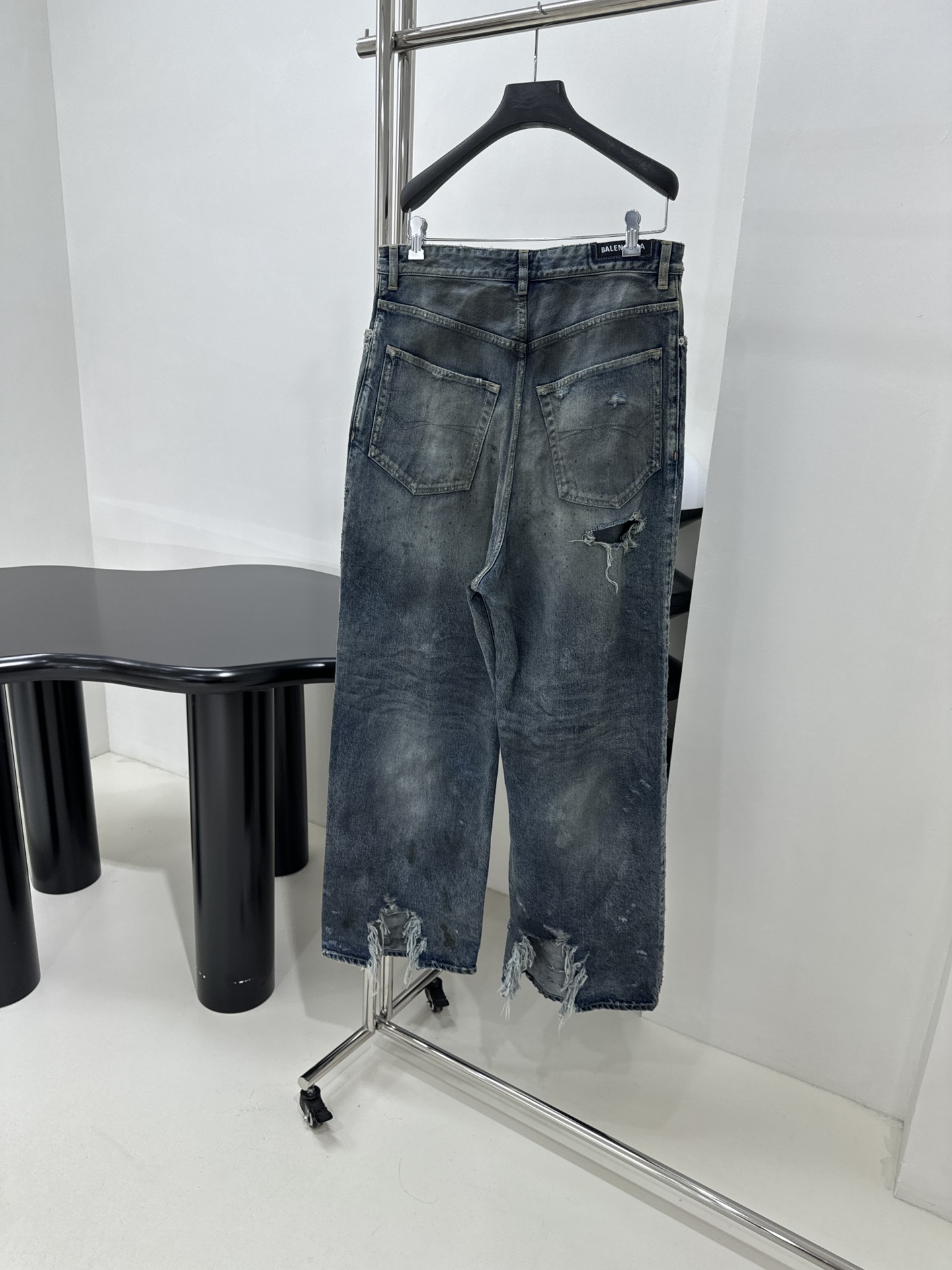 Title: Balenciaga Original Women’s Denim Jeans Review Summary: Balenciaga’s exclusive heavy-washed denim jeans in dirty blue with a unique design and high-quality materials. - 图片 5