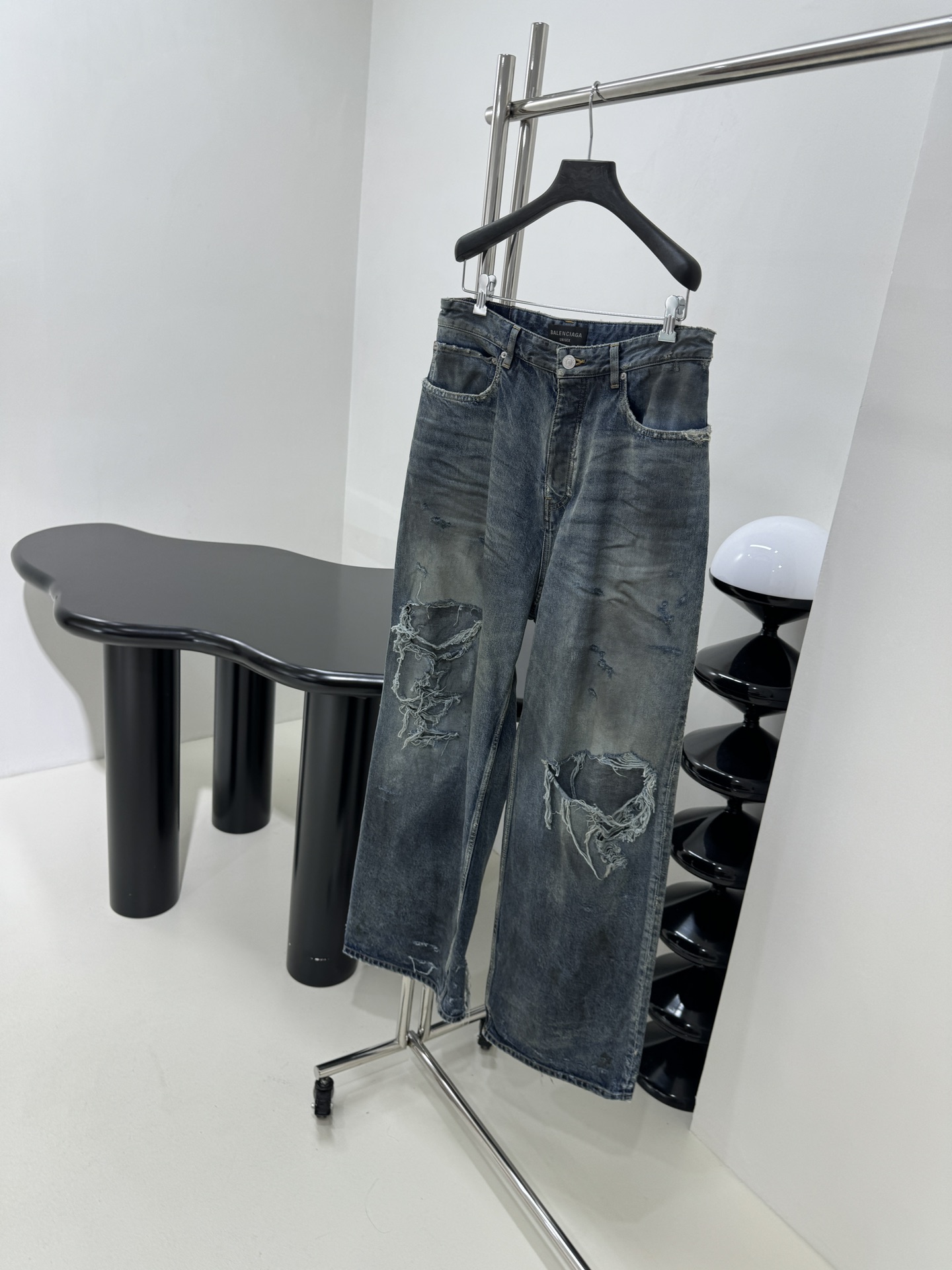 Title: Balenciaga Original Women’s Denim Jeans Review Summary: Balenciaga’s exclusive heavy-washed denim jeans in dirty blue with a unique design and high-quality materials. - 图片 2