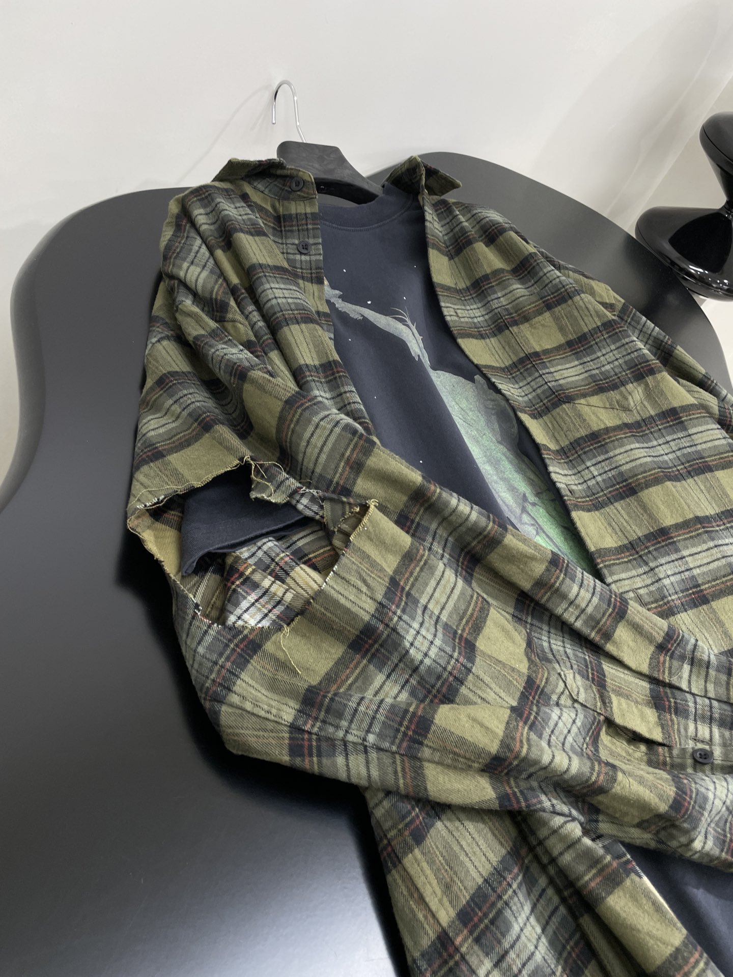 Balenciaga’s New Trompe l’oeil Women’s Suit with Flannel T-Shirt – Green Color Option - 图片 8