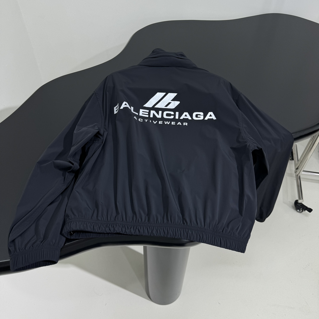 𝐵𝑎𝑙𝑒𝑛𝑐𝑖𝑎𝑔*新品ACTIVEWEAR弹力修身运动外套搭配休闲短裤
定制高密度网纹弹力尼龙面料
饰
