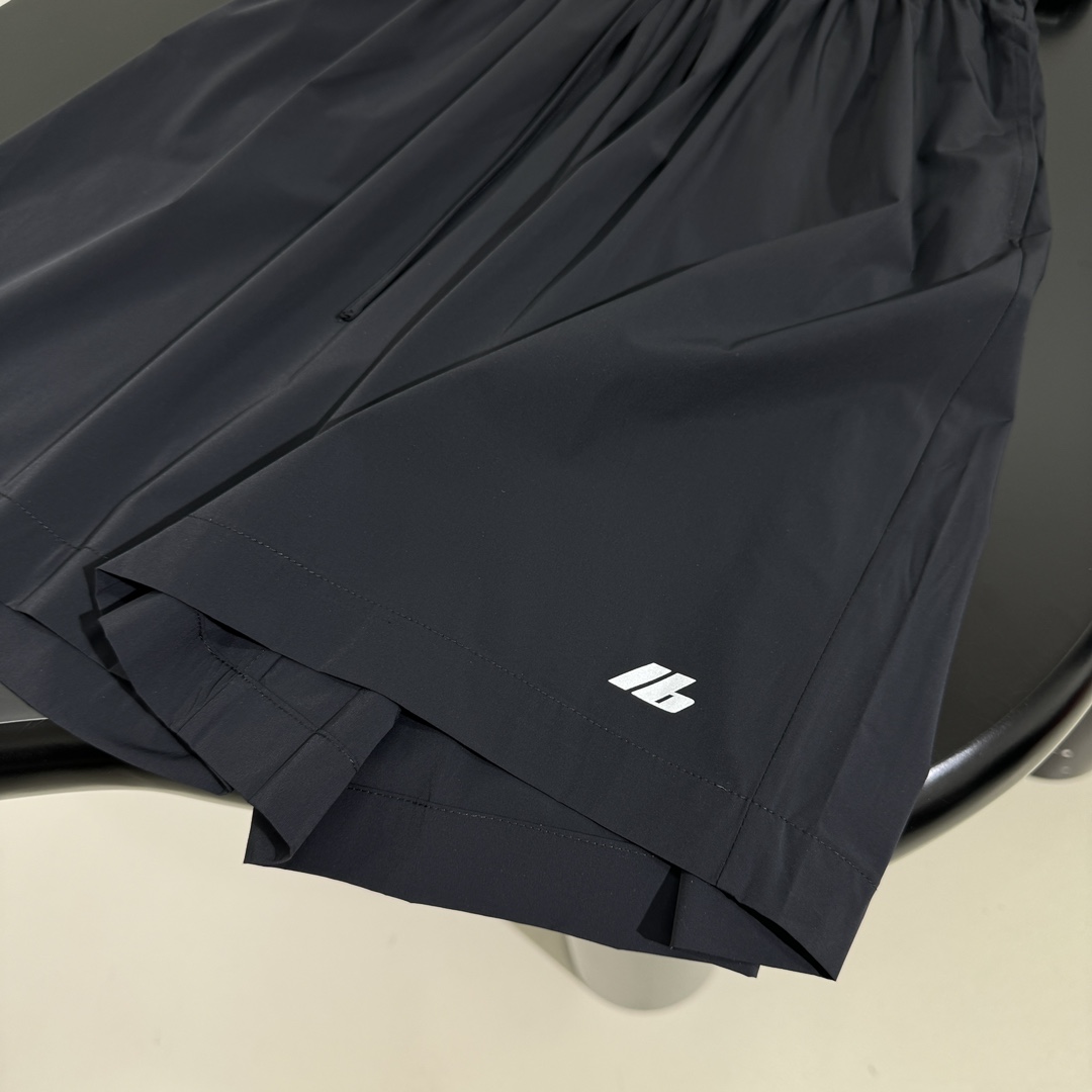 𝐵𝑎𝑙𝑒𝑛𝑐𝑖𝑎𝑔*新品ACTIVEWEAR弹力修身运动外套搭配休闲短裤
定制高密度网纹弹力尼龙面料
饰