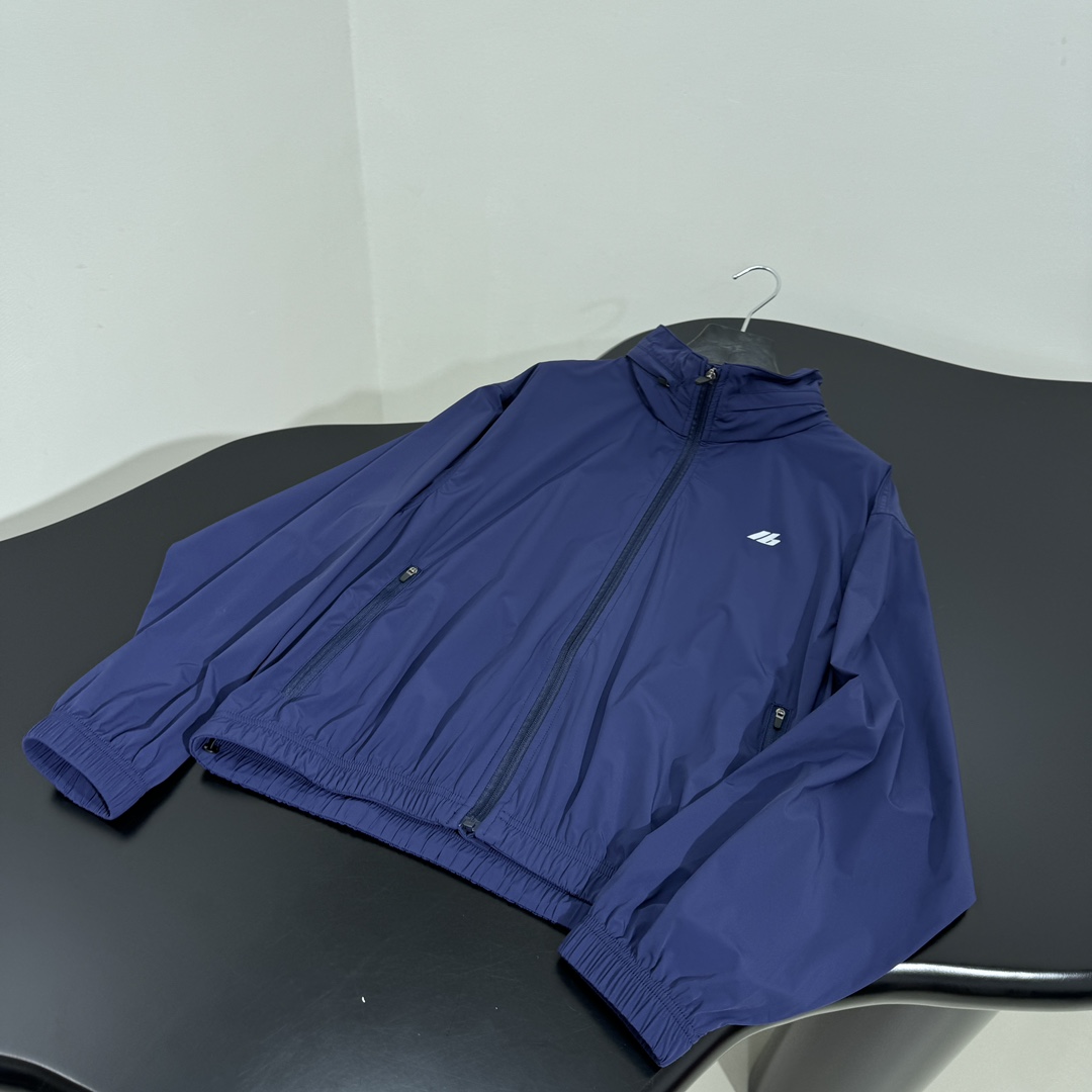𝐵𝑎𝑙𝑒𝑛𝑐𝑖𝑎𝑔*新品ACTIVEWEAR弹力修身运动外套搭配休闲短裤
定制高密度网纹弹力尼龙面料
饰