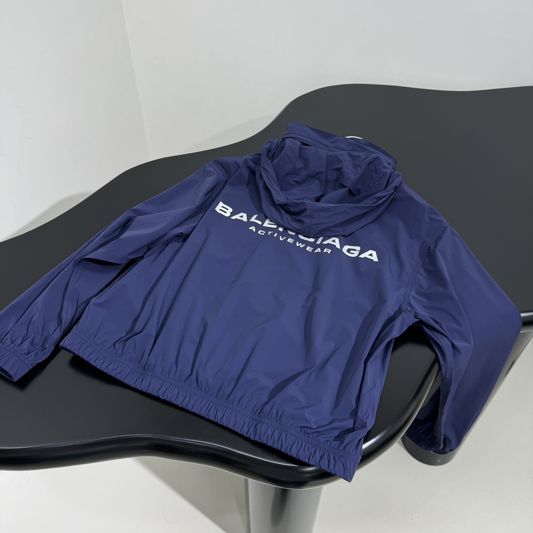 𝐵𝑎𝑙𝑒𝑛𝑐𝑖𝑎𝑔*新品ACTIVEWEAR弹力修身运动外套搭配休闲短裤
定制高密度网纹弹力尼龙面料
饰