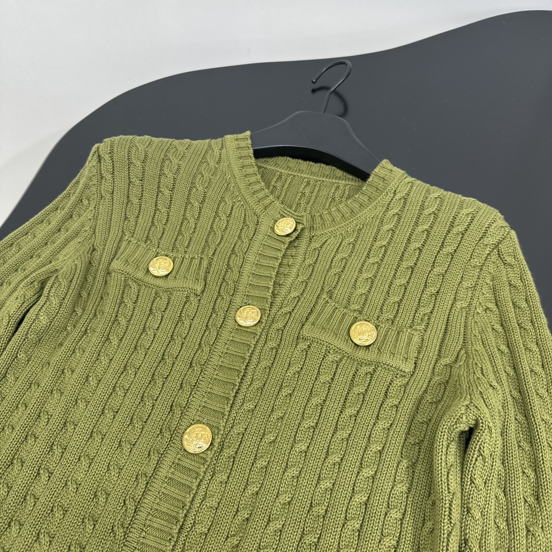 Chic Olive Green Women’s Suit with Metal Buttons and Knit Shirt Detail. - 图片 6