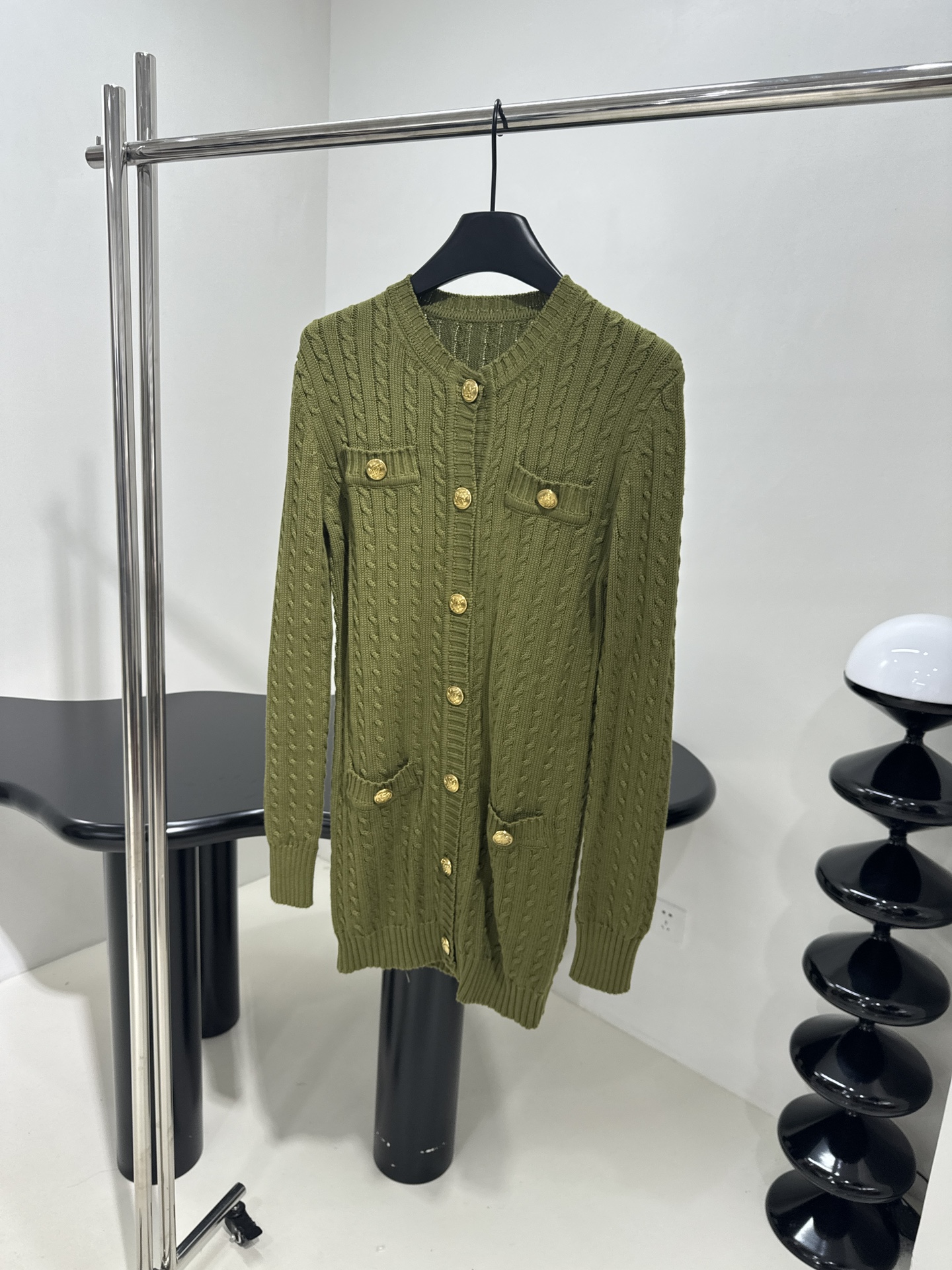 Chic Olive Green Women’s Suit with Metal Buttons and Knit Shirt Detail. - 图片 1