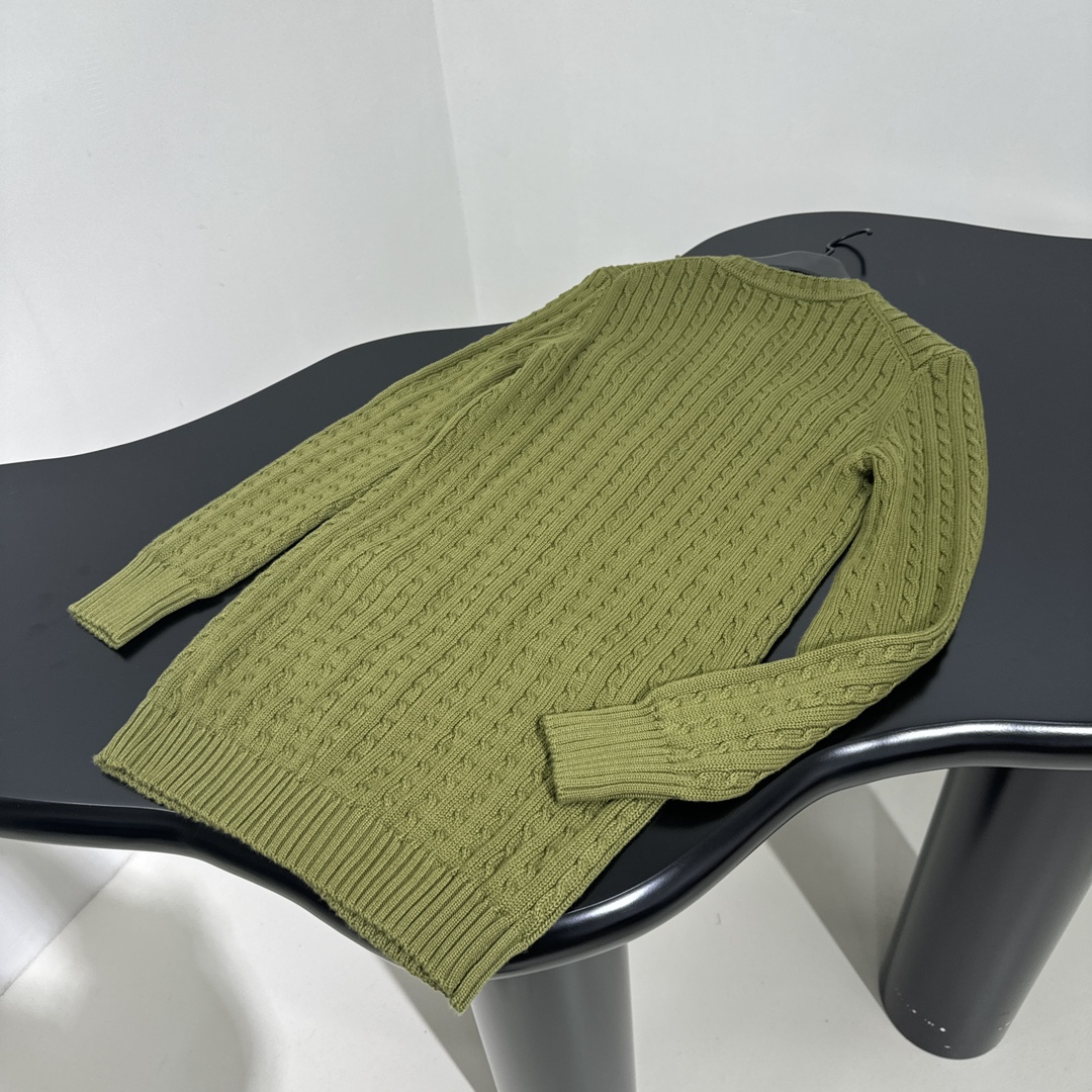 Chic Olive Green Women’s Suit with Metal Buttons and Knit Shirt Detail. - 图片 9