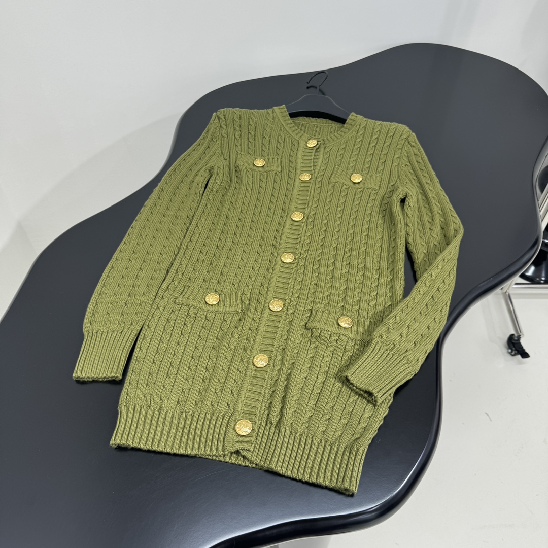 Chic Olive Green Women’s Suit with Metal Buttons and Knit Shirt Detail. - 图片 4