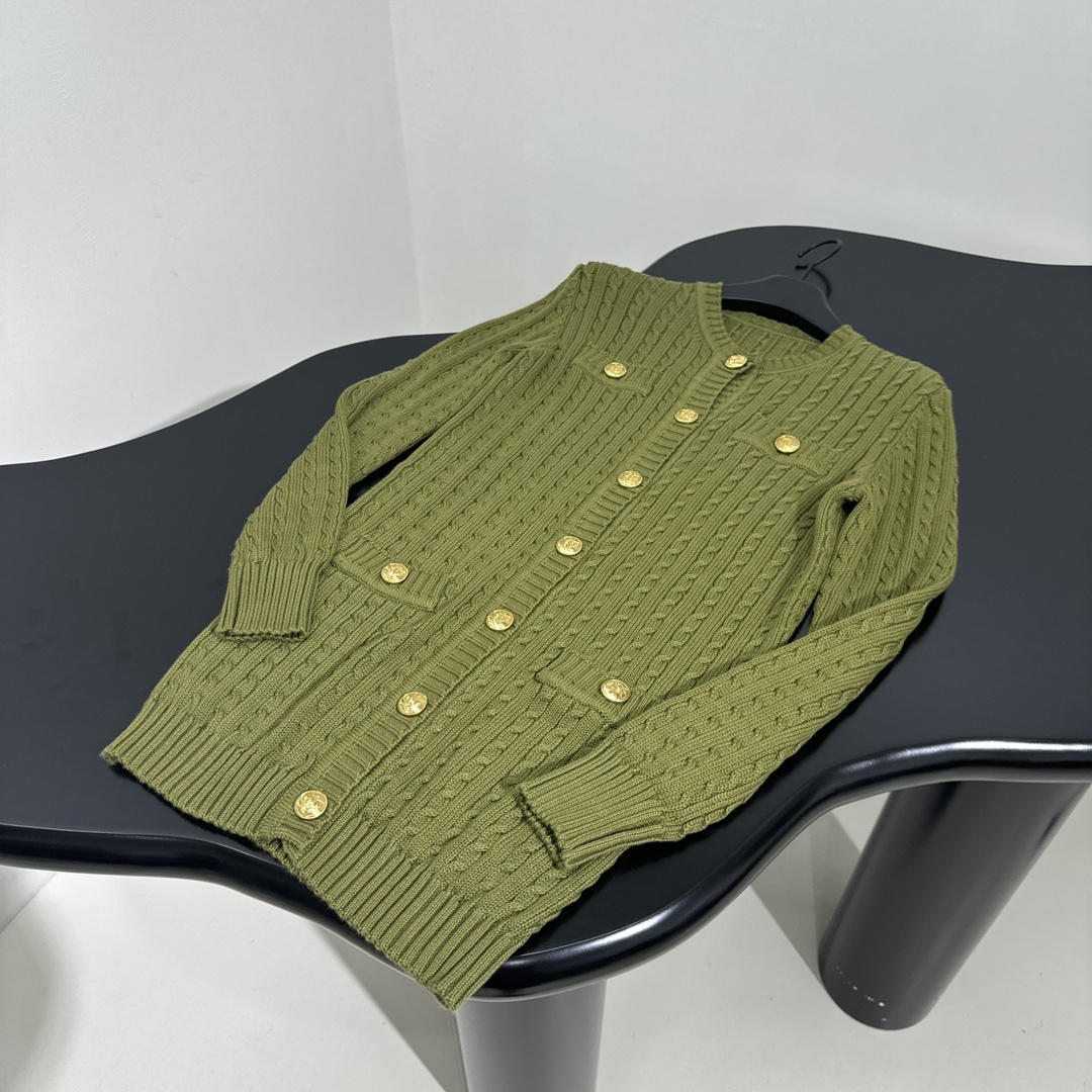 Chic Olive Green Women’s Suit with Metal Buttons and Knit Shirt Detail. - 图片 8