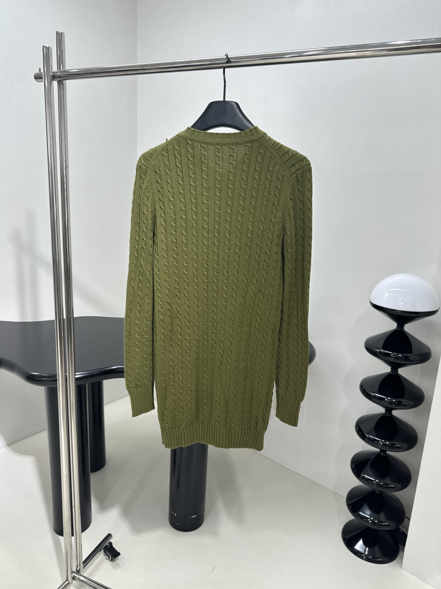Chic Olive Green Women’s Suit with Metal Buttons and Knit Shirt Detail. - 图片 3