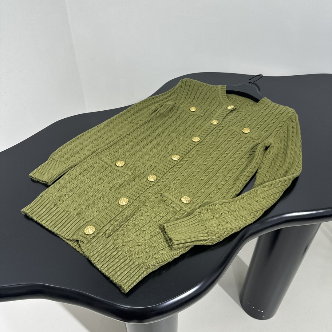 Chic Olive Green Women’s Suit with Metal Buttons and Knit Shirt Detail. - 图片 5