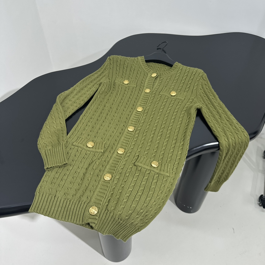 Chic Olive Green Women’s Suit with Metal Buttons and Knit Shirt Detail. - 图片 7