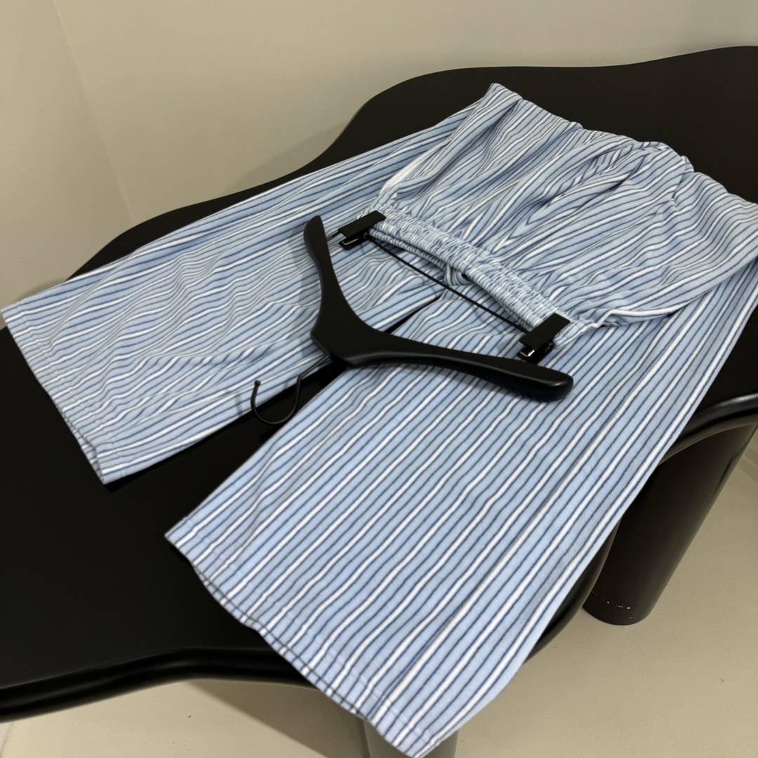 𝐵𝑎𝑙𝑒𝑛𝑐𝑖𝑎𝑔*新品条纹拉绒直筒休闲裤
定制色织条纹拉绒面料
松紧腰头（配抽绳）
主打基本款服饰单品