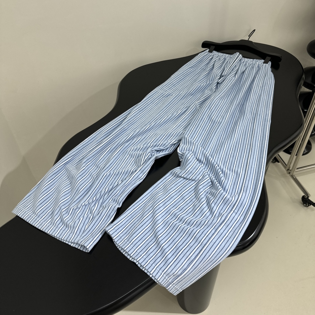 𝐵𝑎𝑙𝑒𝑛𝑐𝑖𝑎𝑔*新品条纹拉绒直筒休闲裤
定制色织条纹拉绒面料
松紧腰头（配抽绳）
主打基本款服饰单品