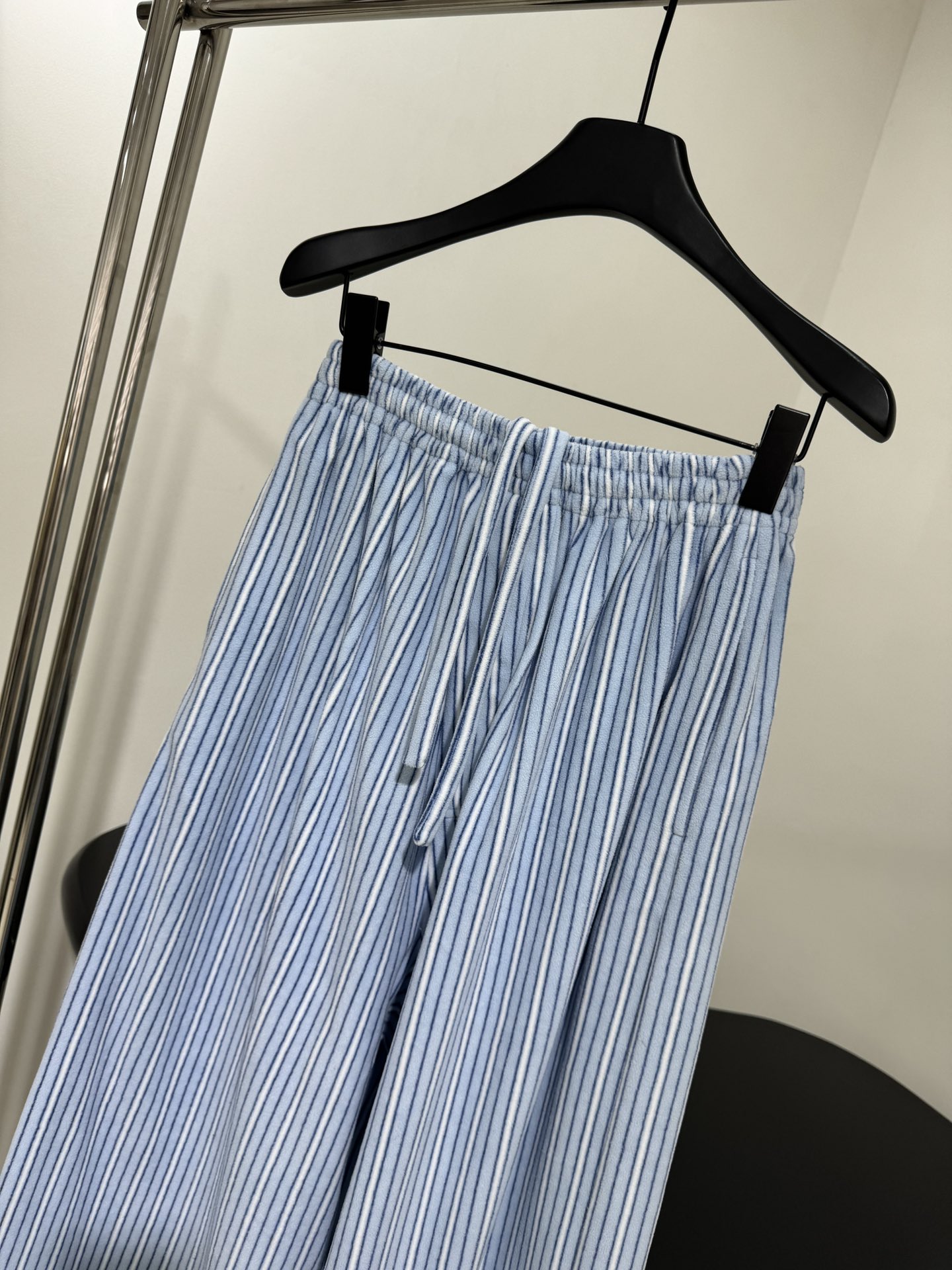 𝐵𝑎𝑙𝑒𝑛𝑐𝑖𝑎𝑔*新品条纹拉绒直筒休闲裤
定制色织条纹拉绒面料
松紧腰头（配抽绳）
主打基本款服饰单品
