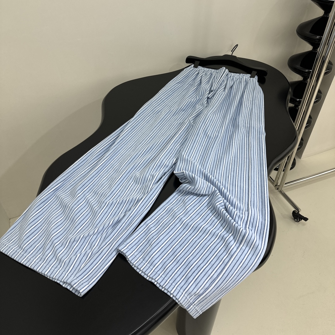 𝐵𝑎𝑙𝑒𝑛𝑐𝑖𝑎𝑔*新品条纹拉绒直筒休闲裤
定制色织条纹拉绒面料
松紧腰头（配抽绳）
主打基本款服饰单品